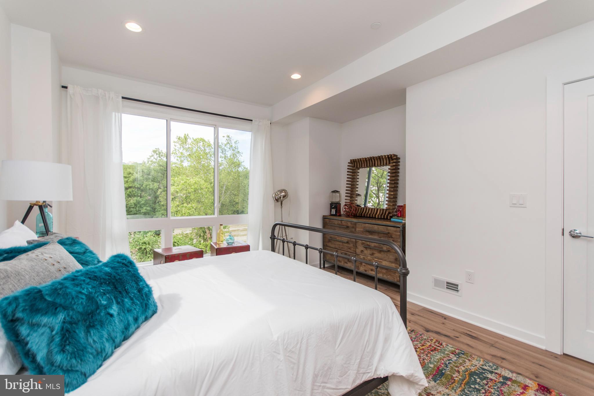 EAST FALLS - Residential