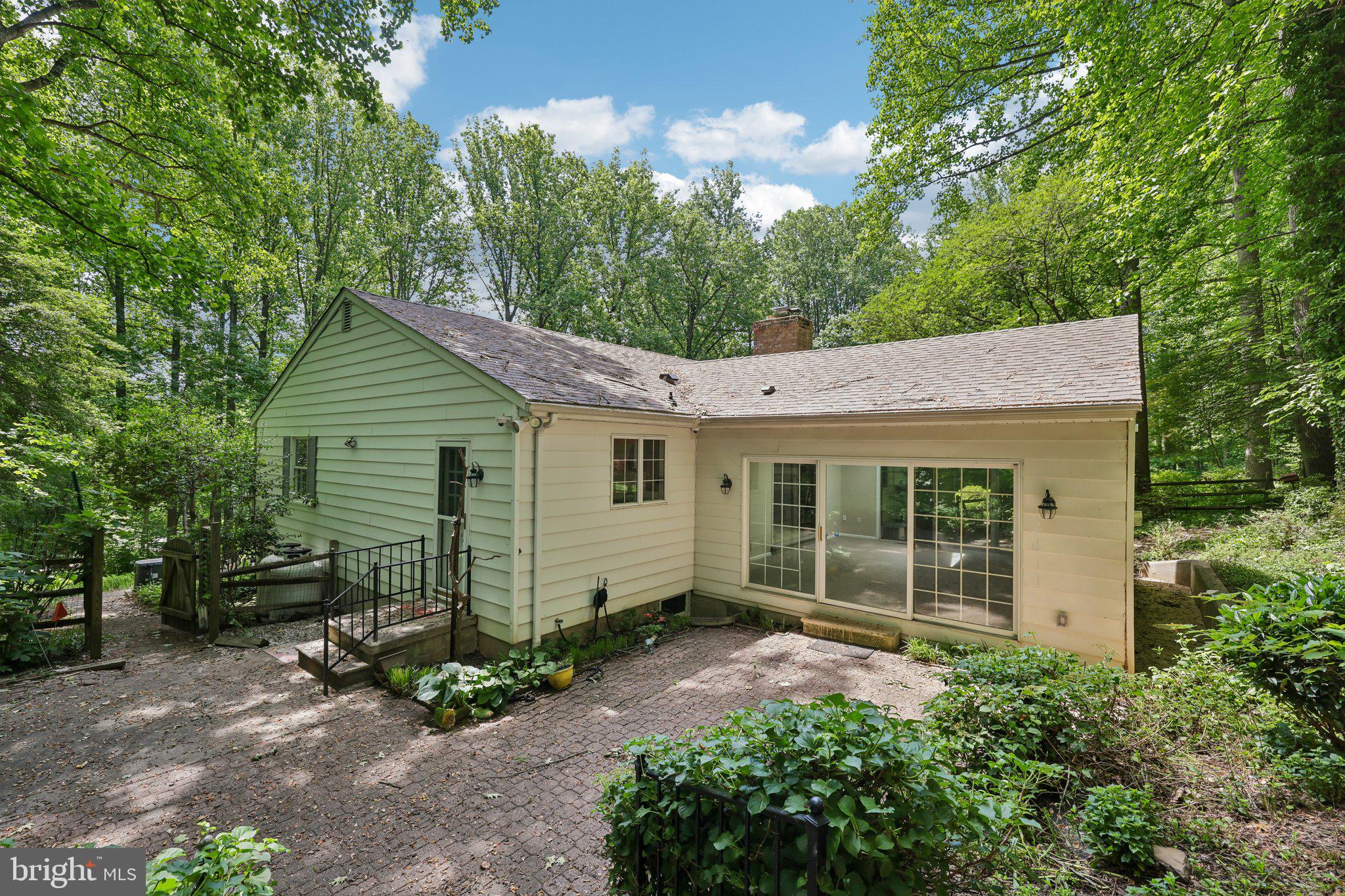 HONEYSUCKLE HILL - Residential