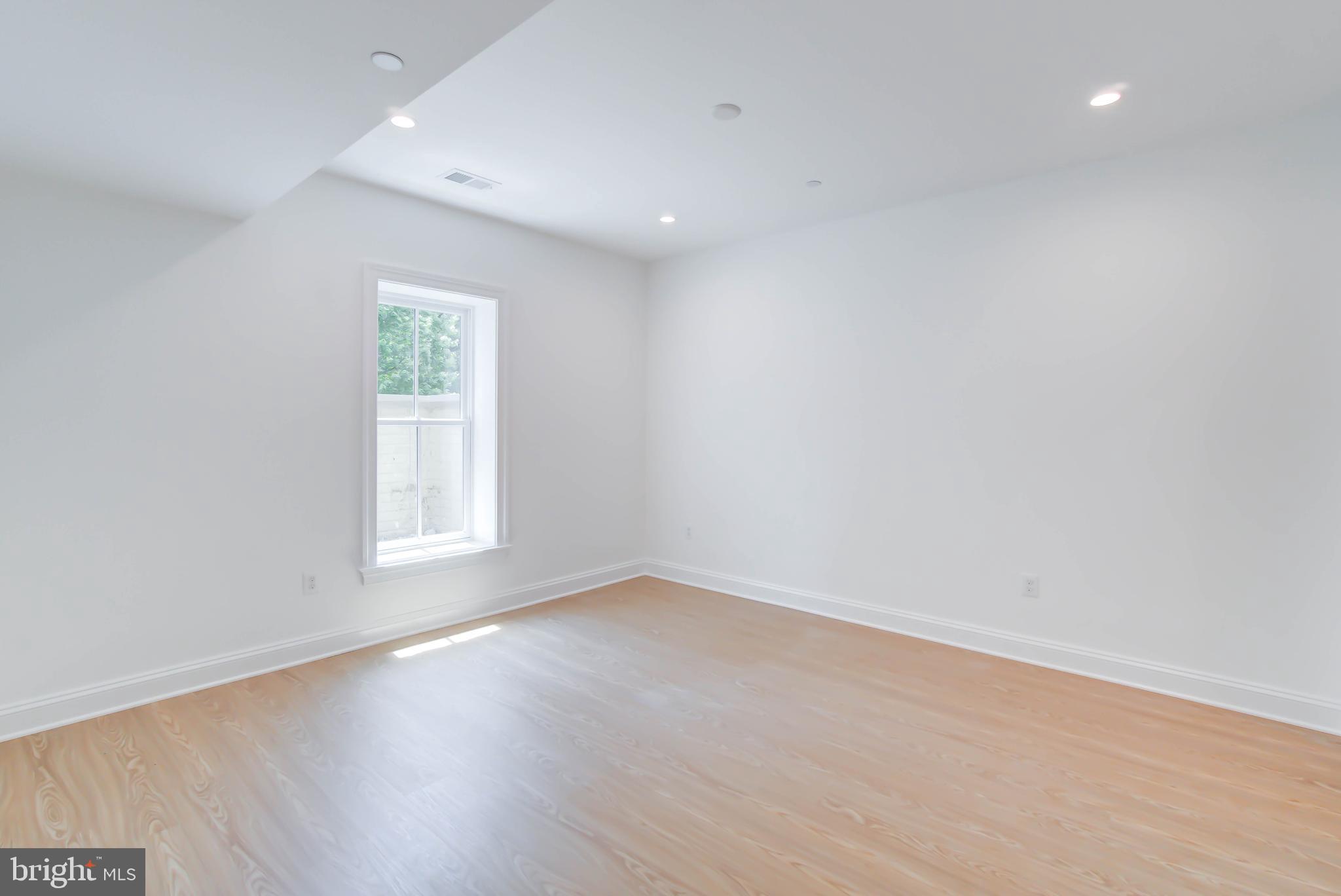 POTOMAC OUTSIDE - Residential