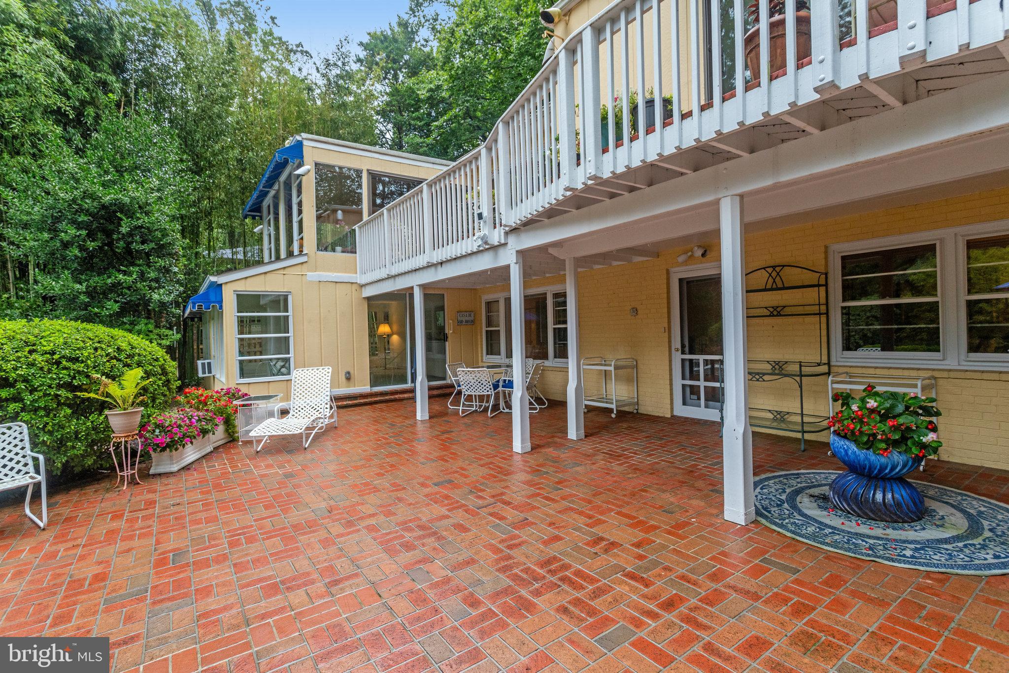 LAKE BARCROFT - Residential