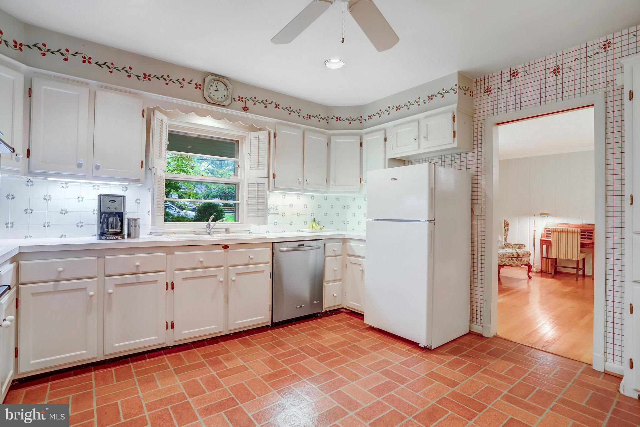 LAKE BARCROFT - Residential