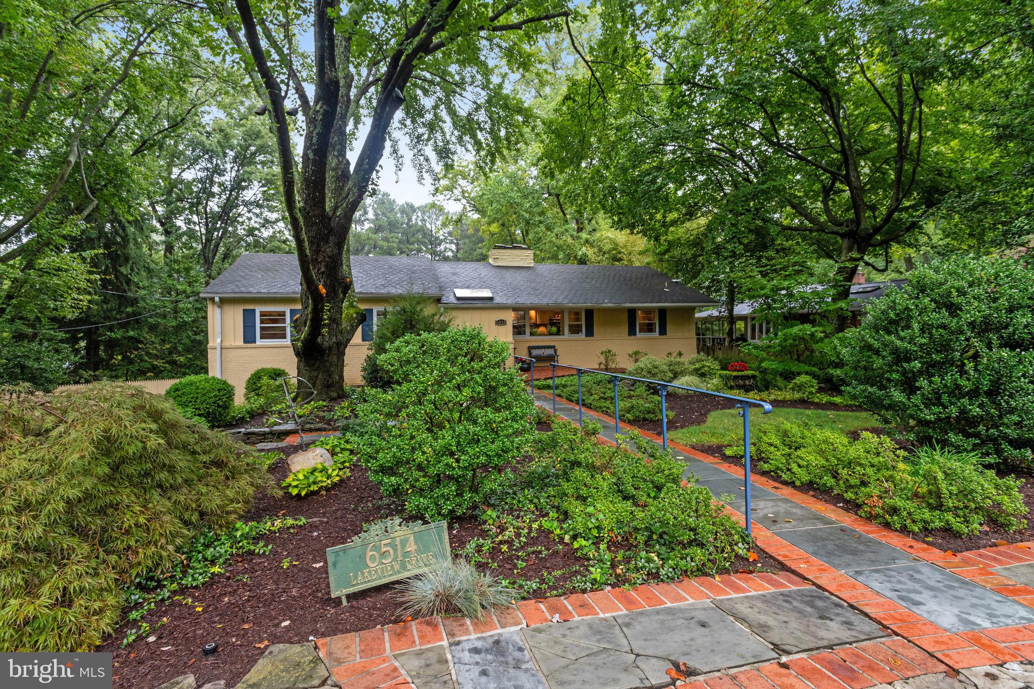 LAKE BARCROFT - Residential