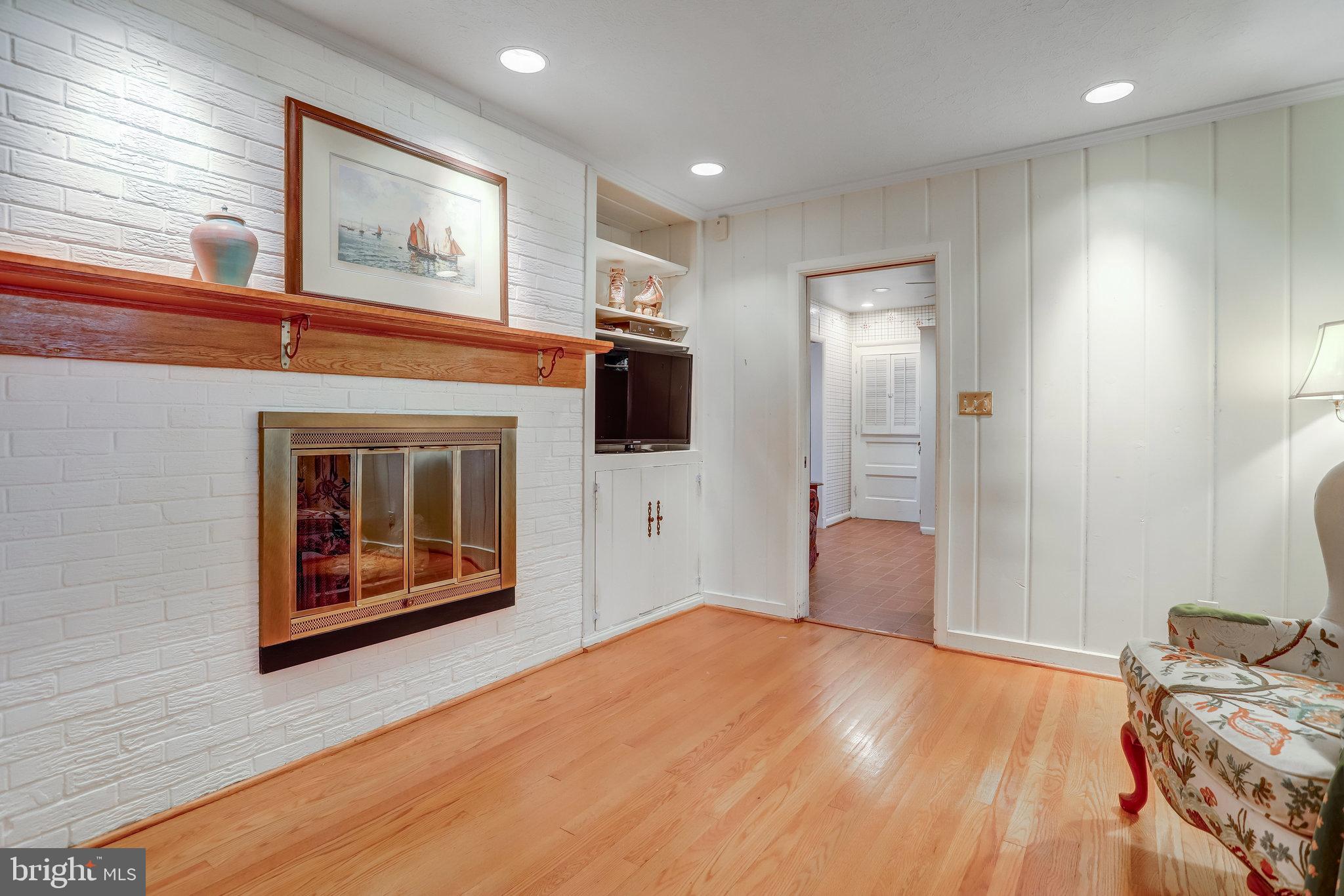 LAKE BARCROFT - Residential