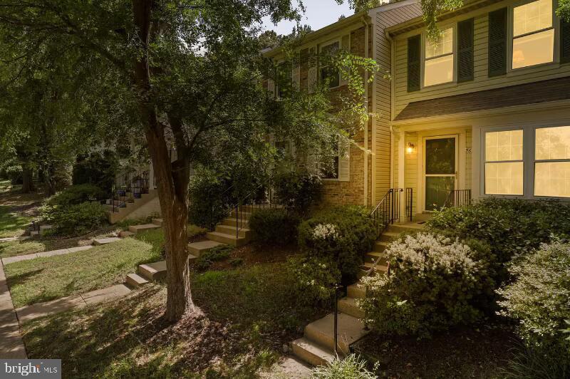 Welcome to this inviting townhouse located in Clifton, VA. This charming home features three bedrooms and two and a half bathrooms, providing ample space for comfortable living. The open floor plan includes a spacious living area and a well-appointed kitchen with modern appliances. Enjoy outdoor relaxation on the private deck. Conveniently located near local amenities and transportation. Experience a blend of comfort and convenience in this desirable community.