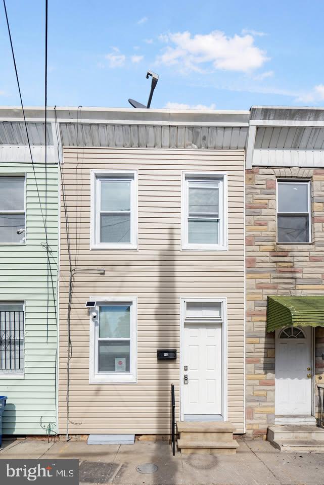 2 bed 1 bath interior unit townhome now available in Brooklyn!