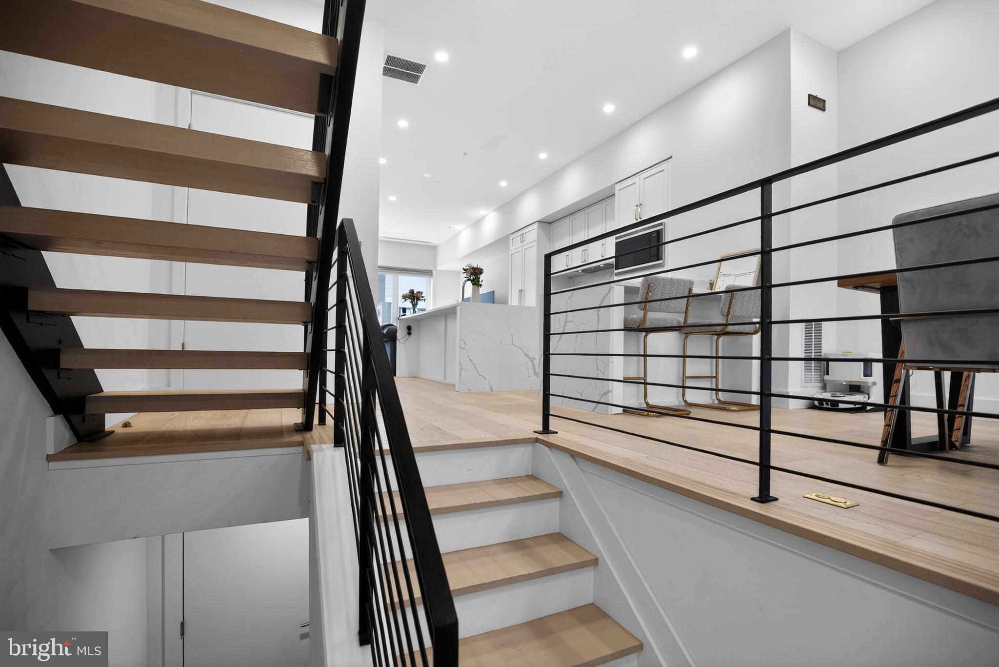 LOGAN SQUARE - Residential