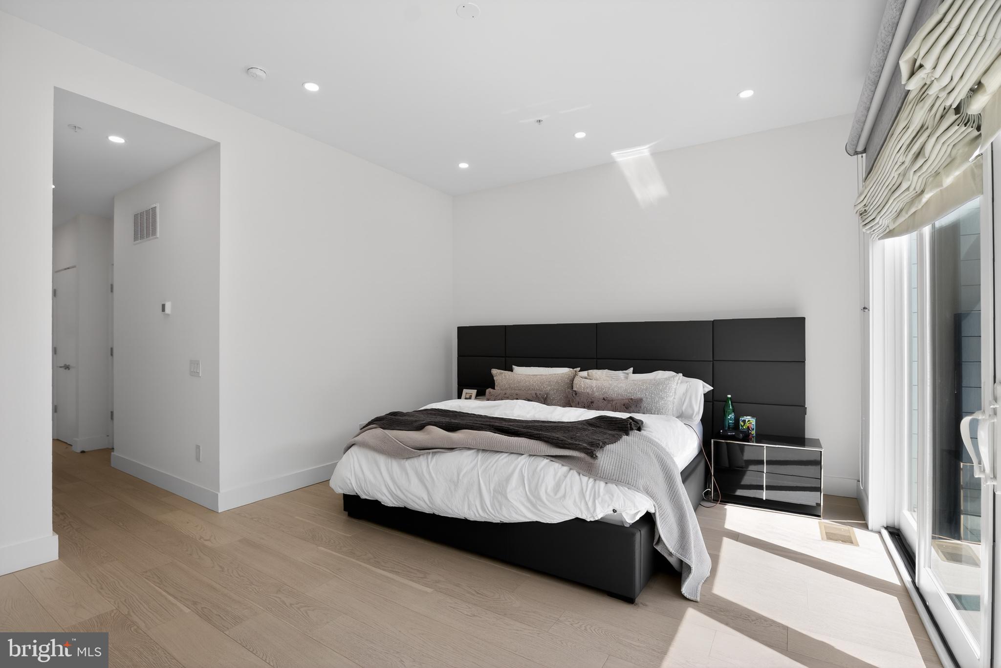 LOGAN SQUARE - Residential