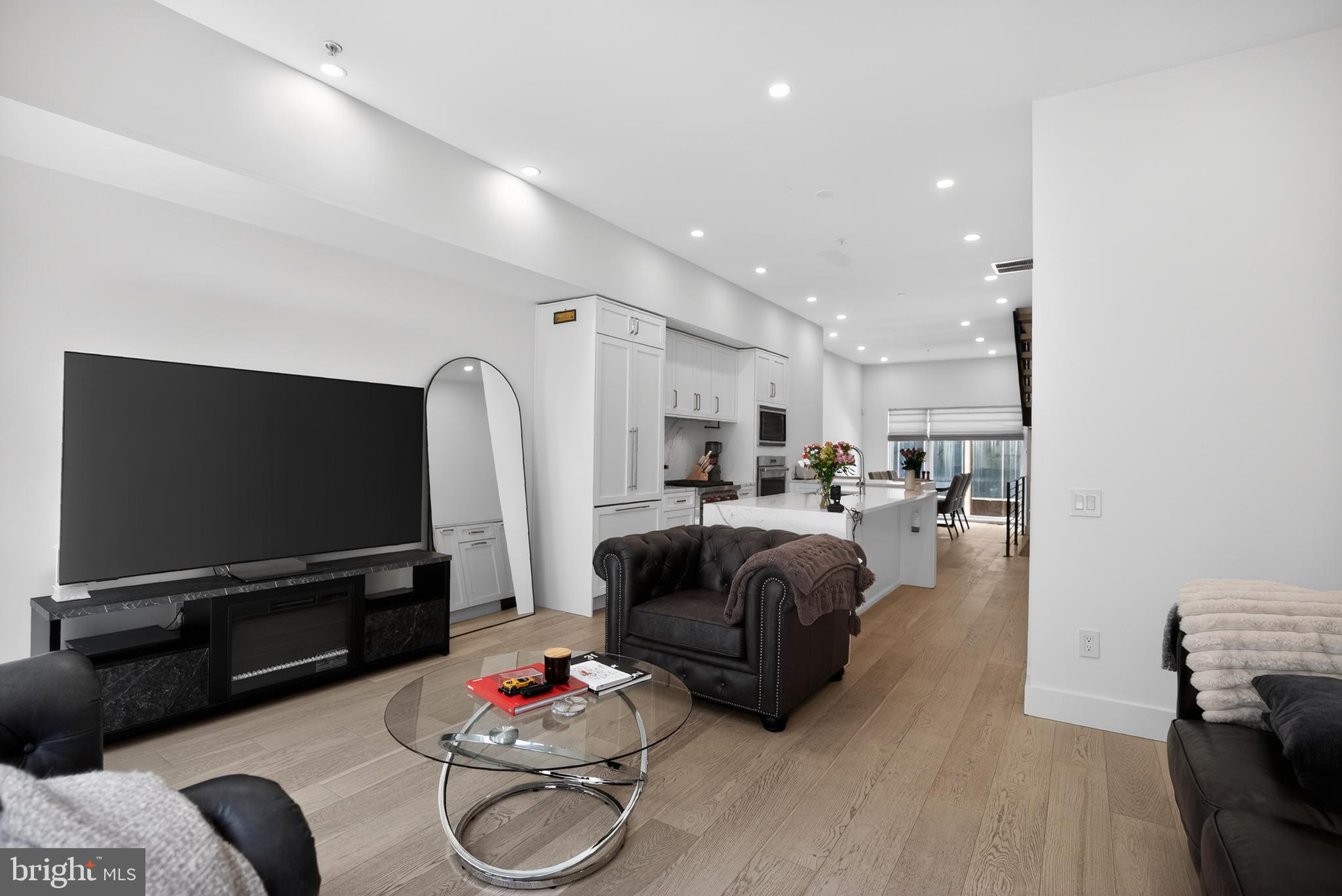 LOGAN SQUARE - Residential