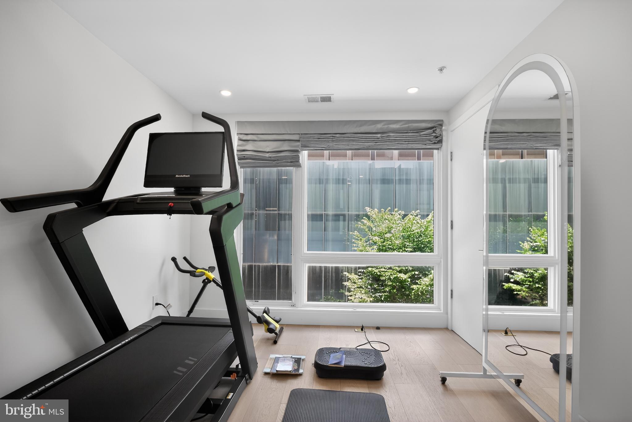 LOGAN SQUARE - Residential