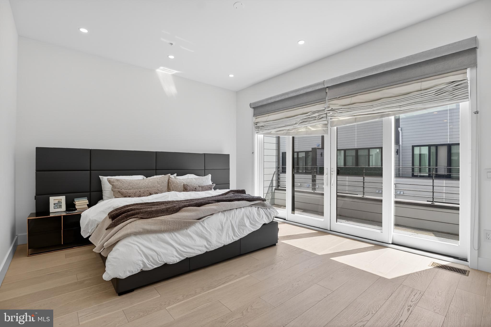 LOGAN SQUARE - Residential