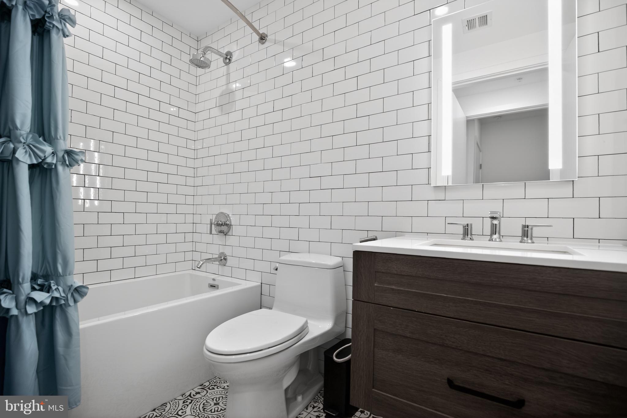 LOGAN SQUARE - Residential