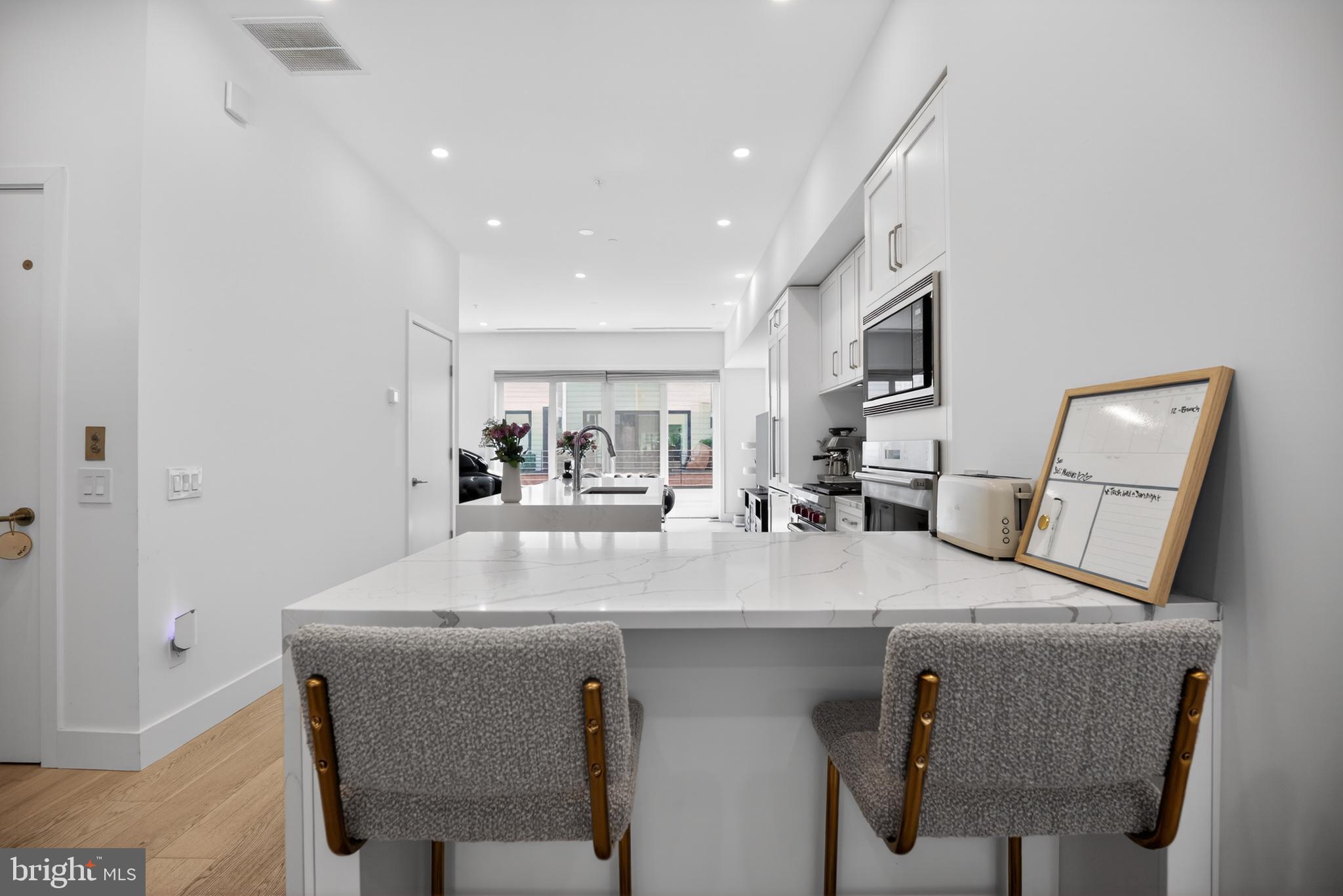LOGAN SQUARE - Residential