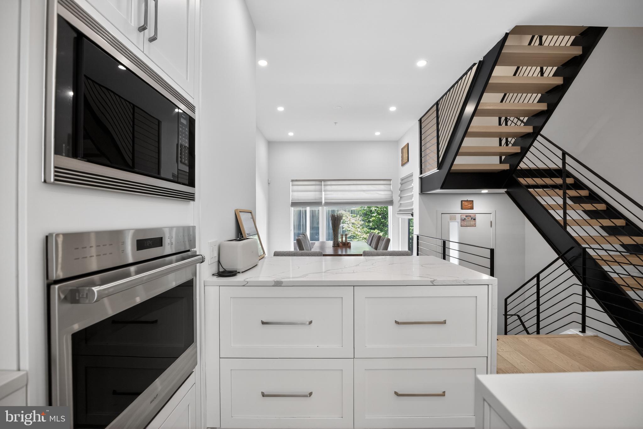 LOGAN SQUARE - Residential