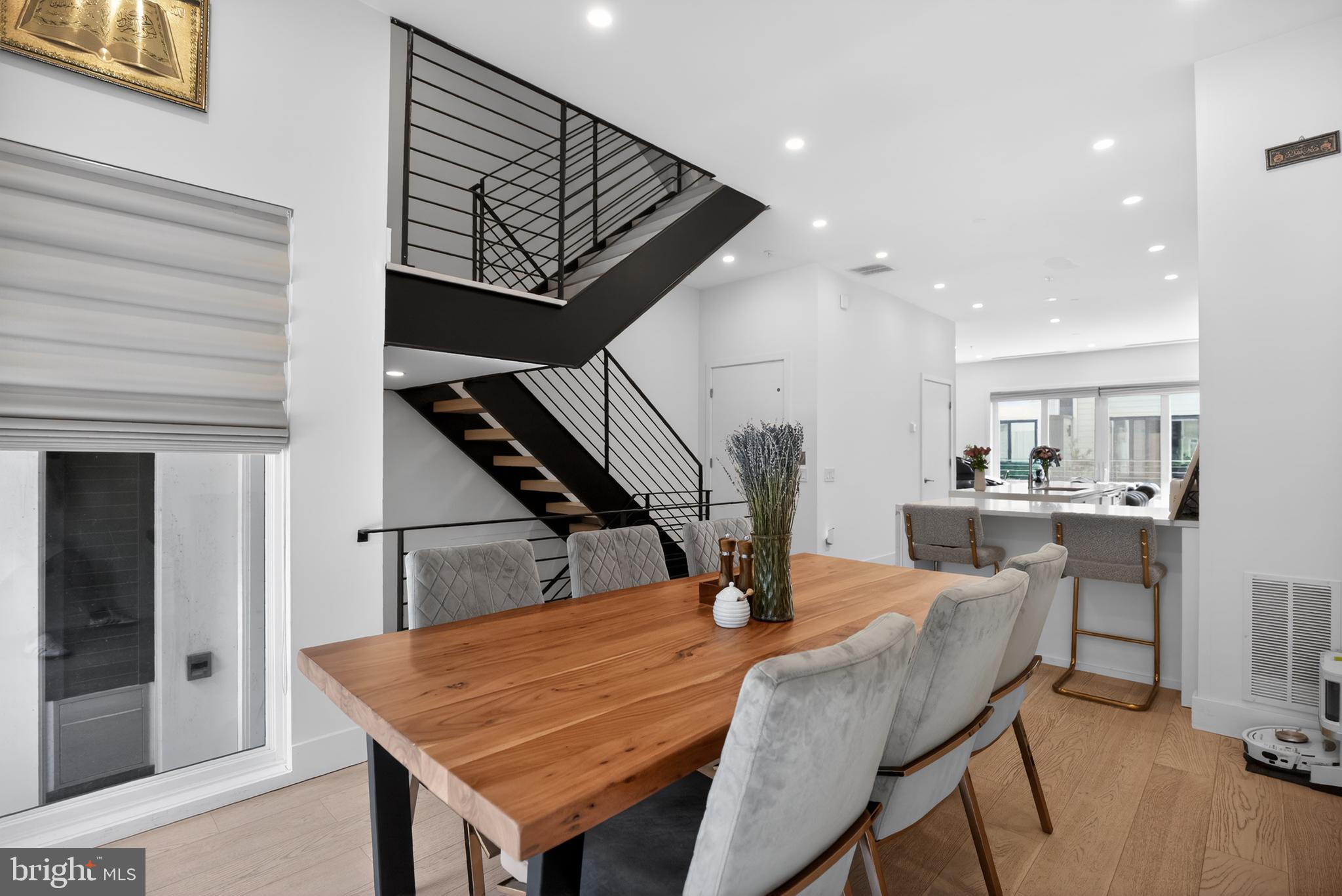 LOGAN SQUARE - Residential
