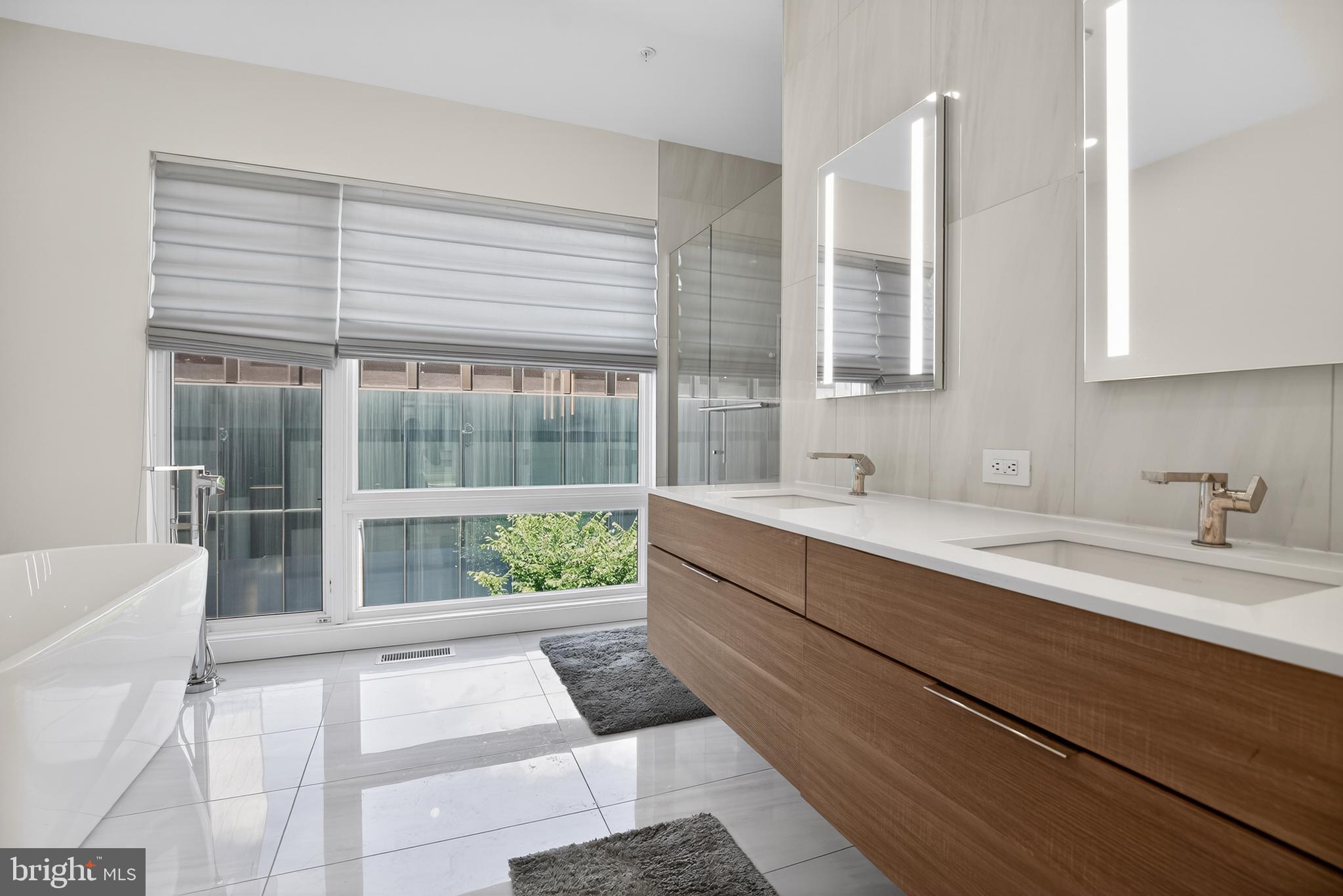 LOGAN SQUARE - Residential