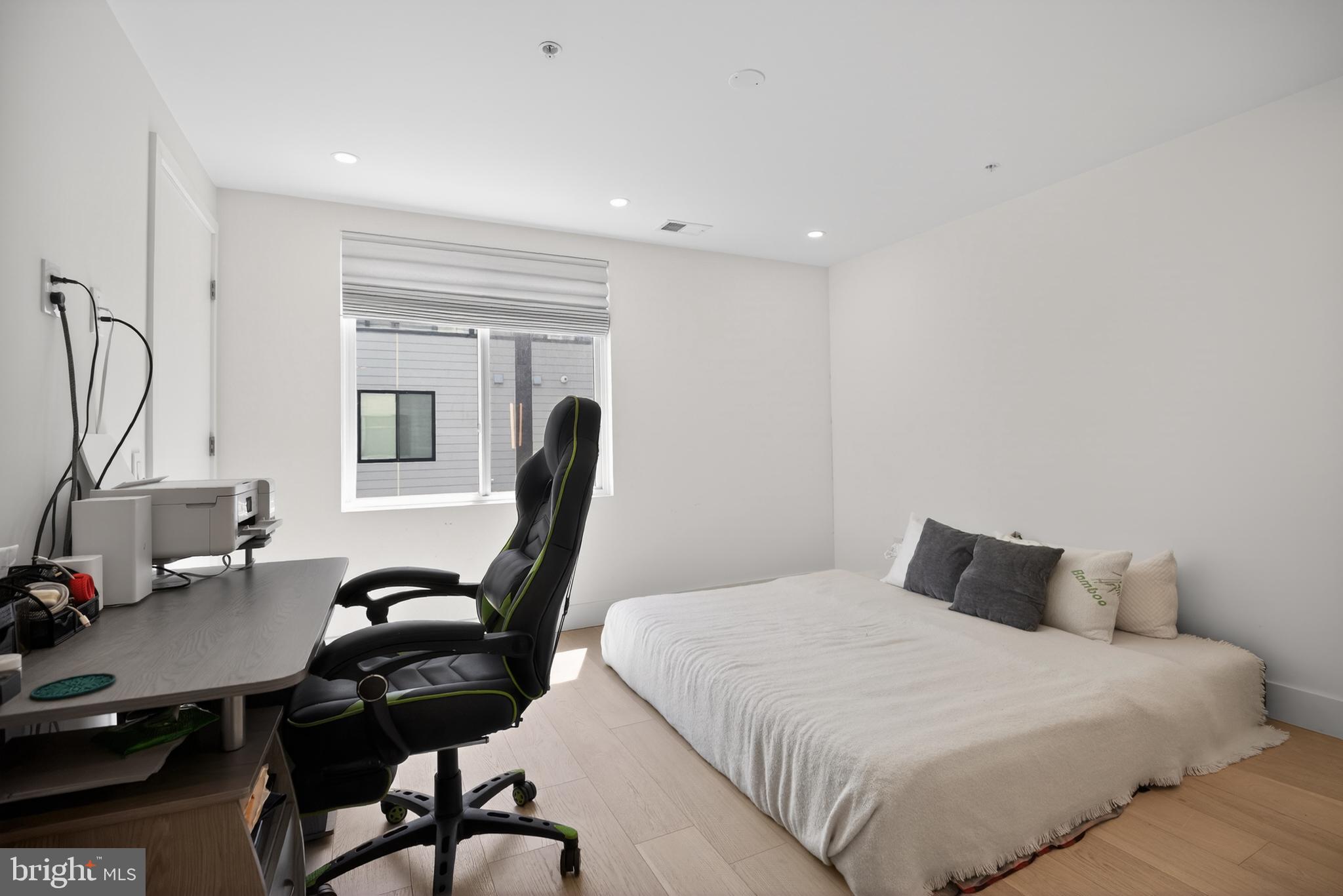 LOGAN SQUARE - Residential