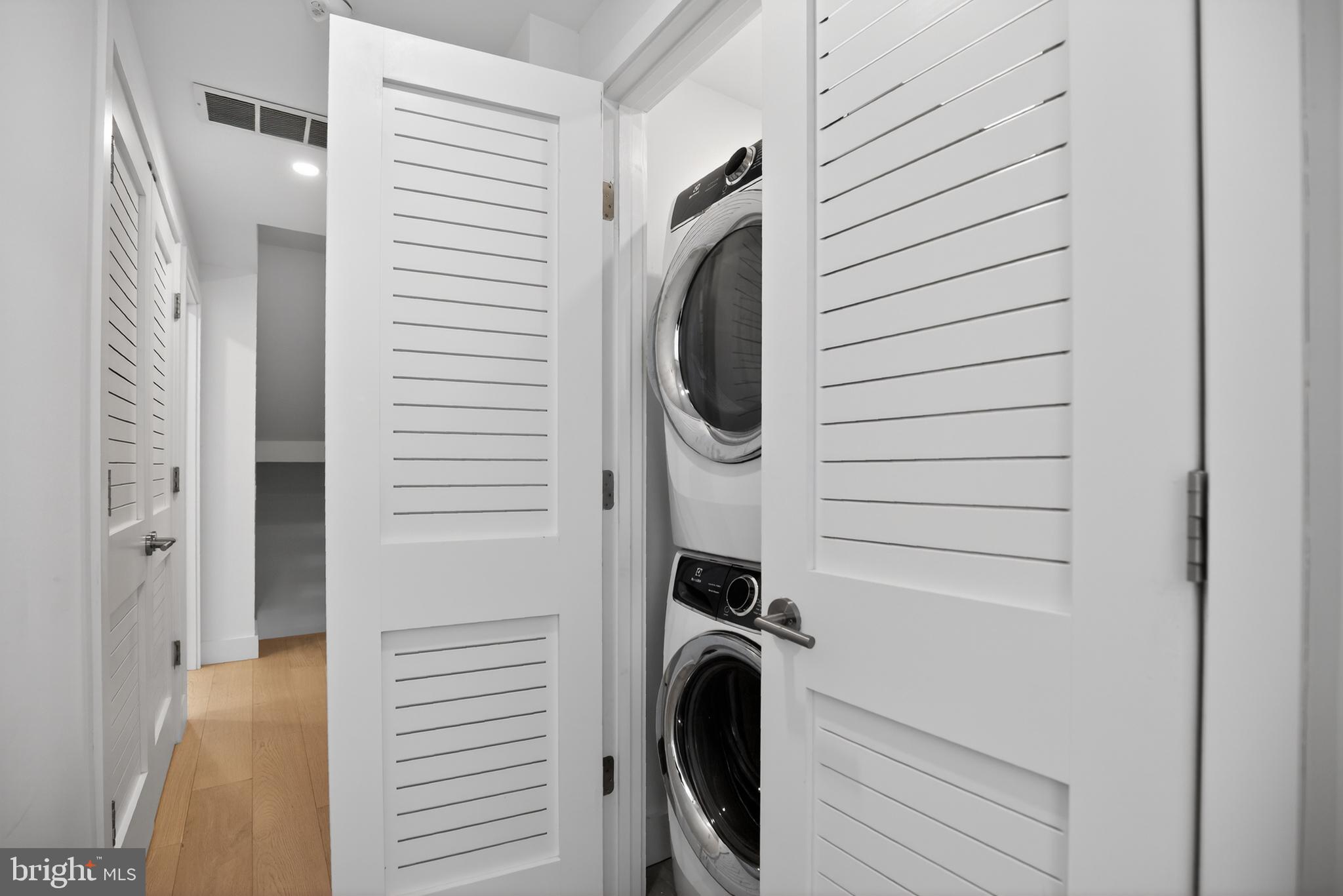 LOGAN SQUARE - Residential