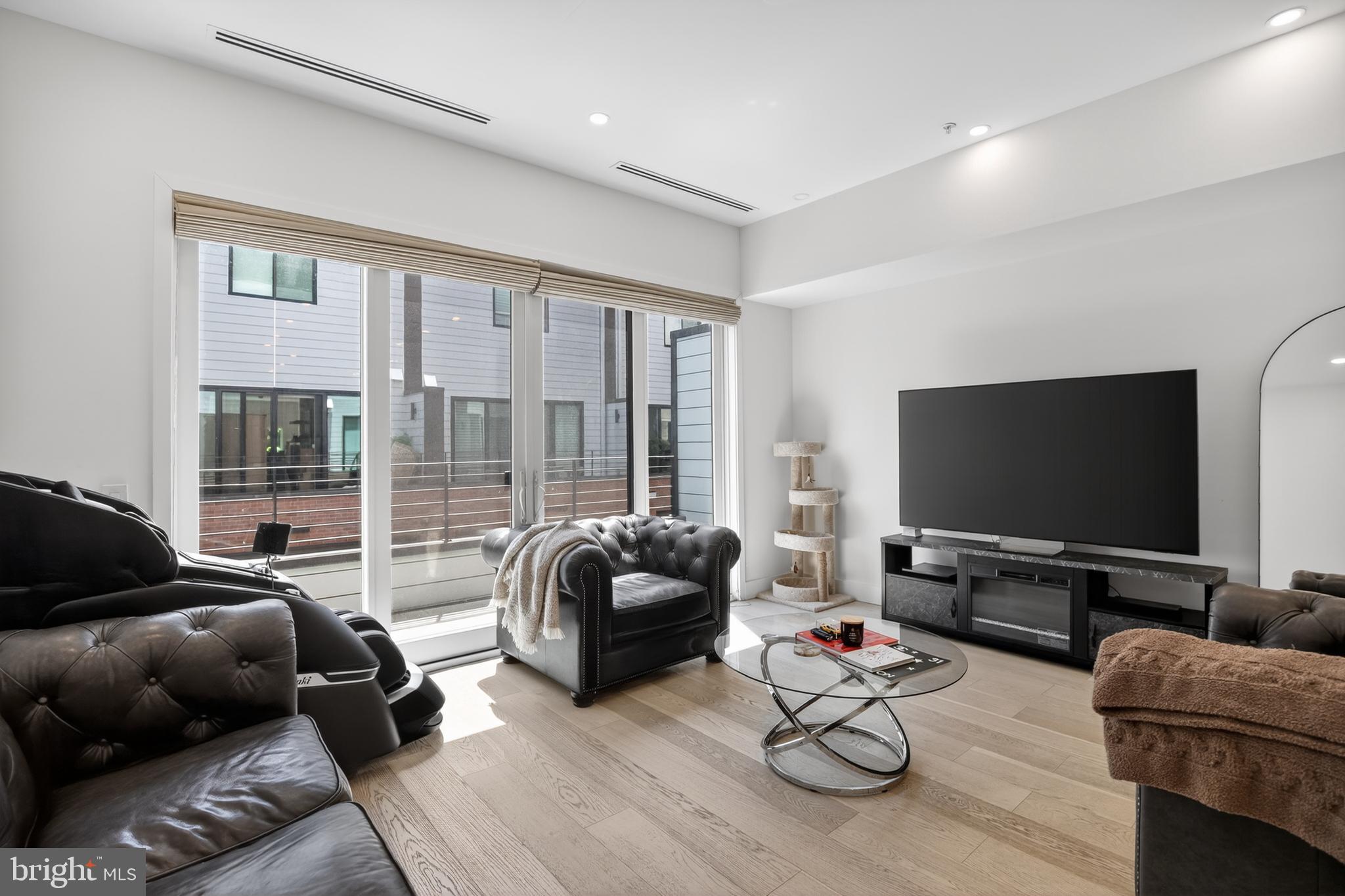 LOGAN SQUARE - Residential