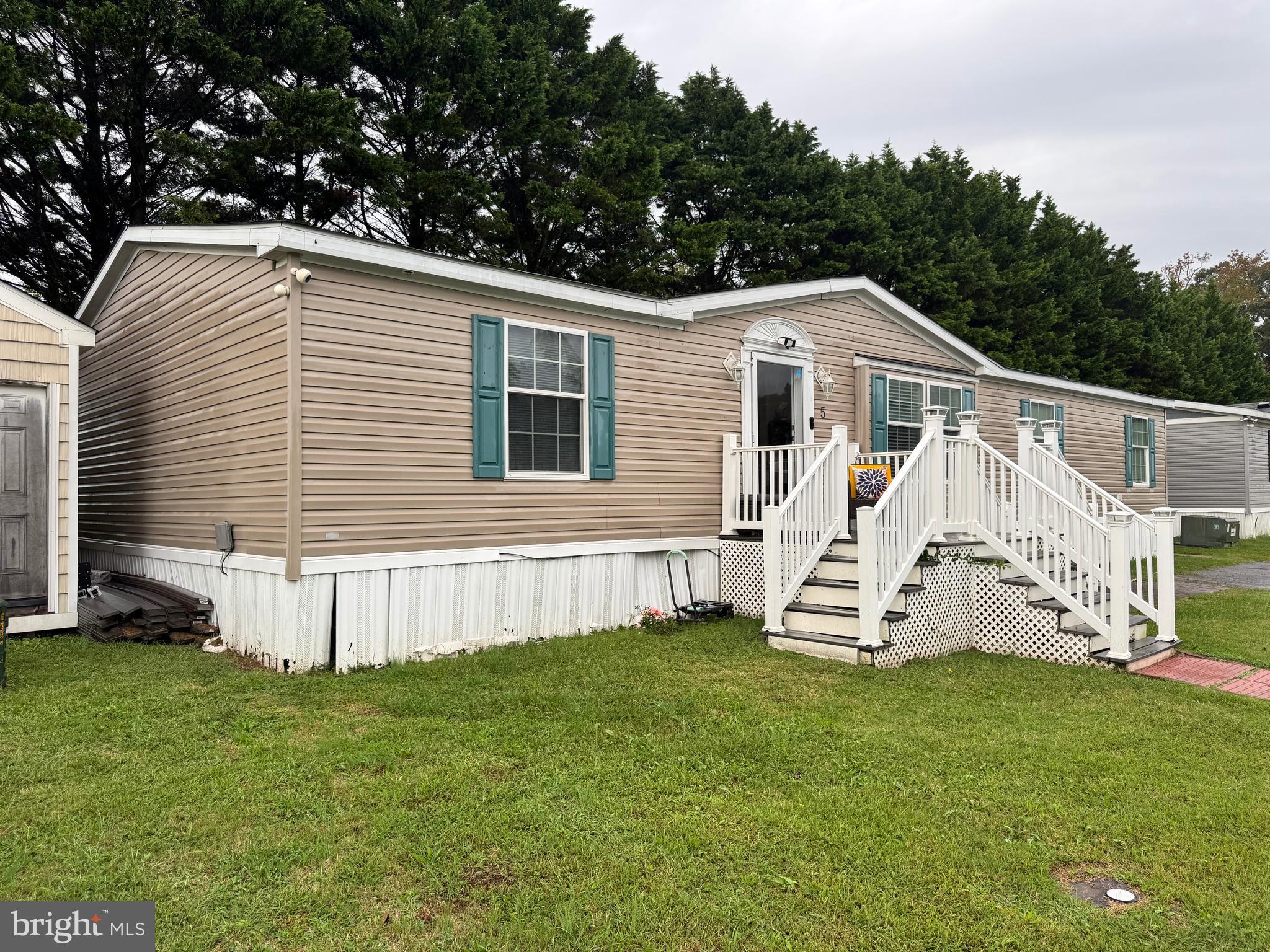 This renovated 3-bedroom, 2-bathroom mobile home offers modern updates and spacious living. Featuring a freshly remodeled interior with new flooring, fixtures, and appliances, it provides a comfortable space. The open floor plan includes a bright living area, a well-appointed kitchen, and generously sized bedrooms, making it ideal for families or those looking for a stylish and affordable home.