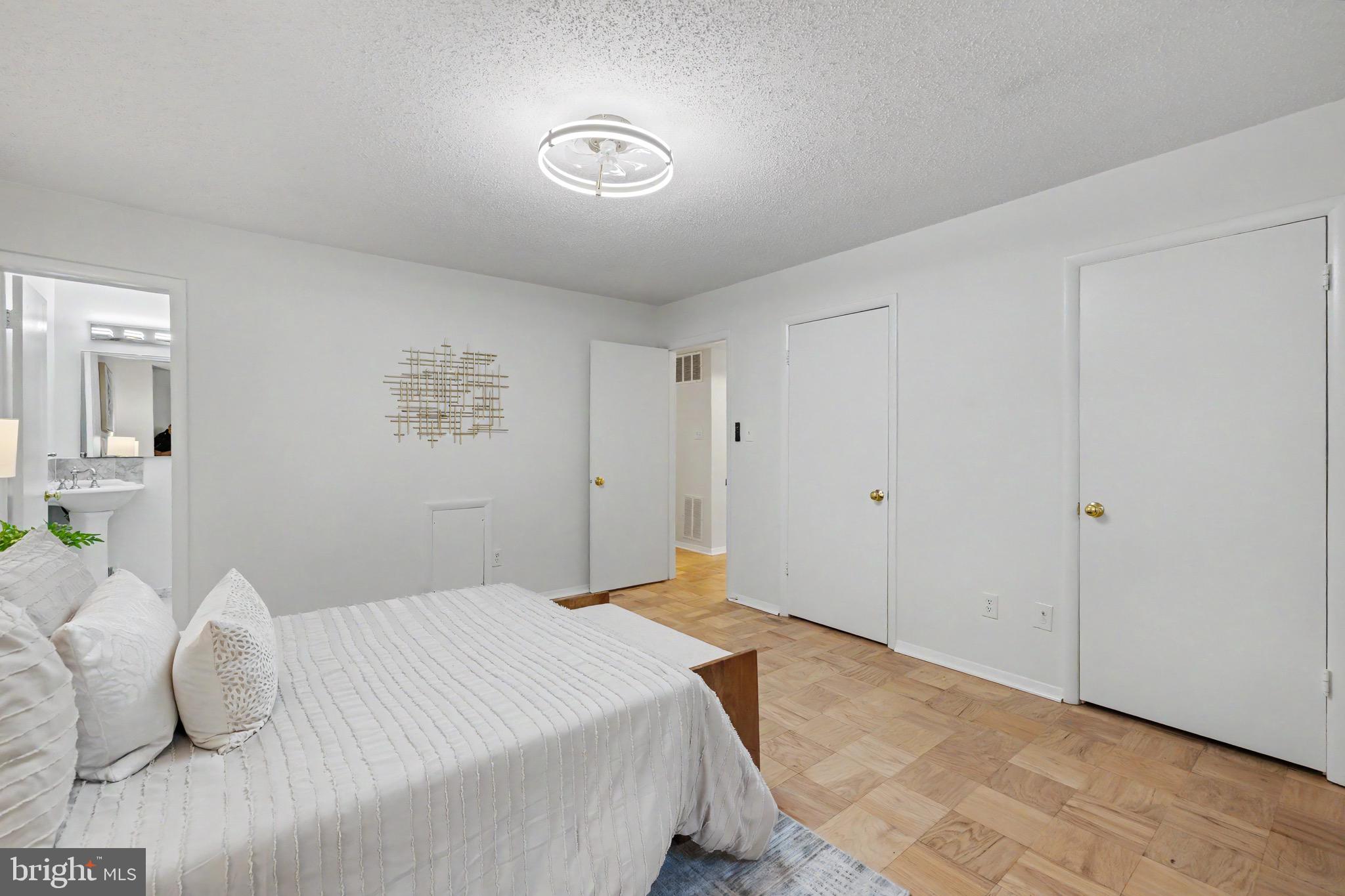 GLENBROOK KNOLLS - Residential