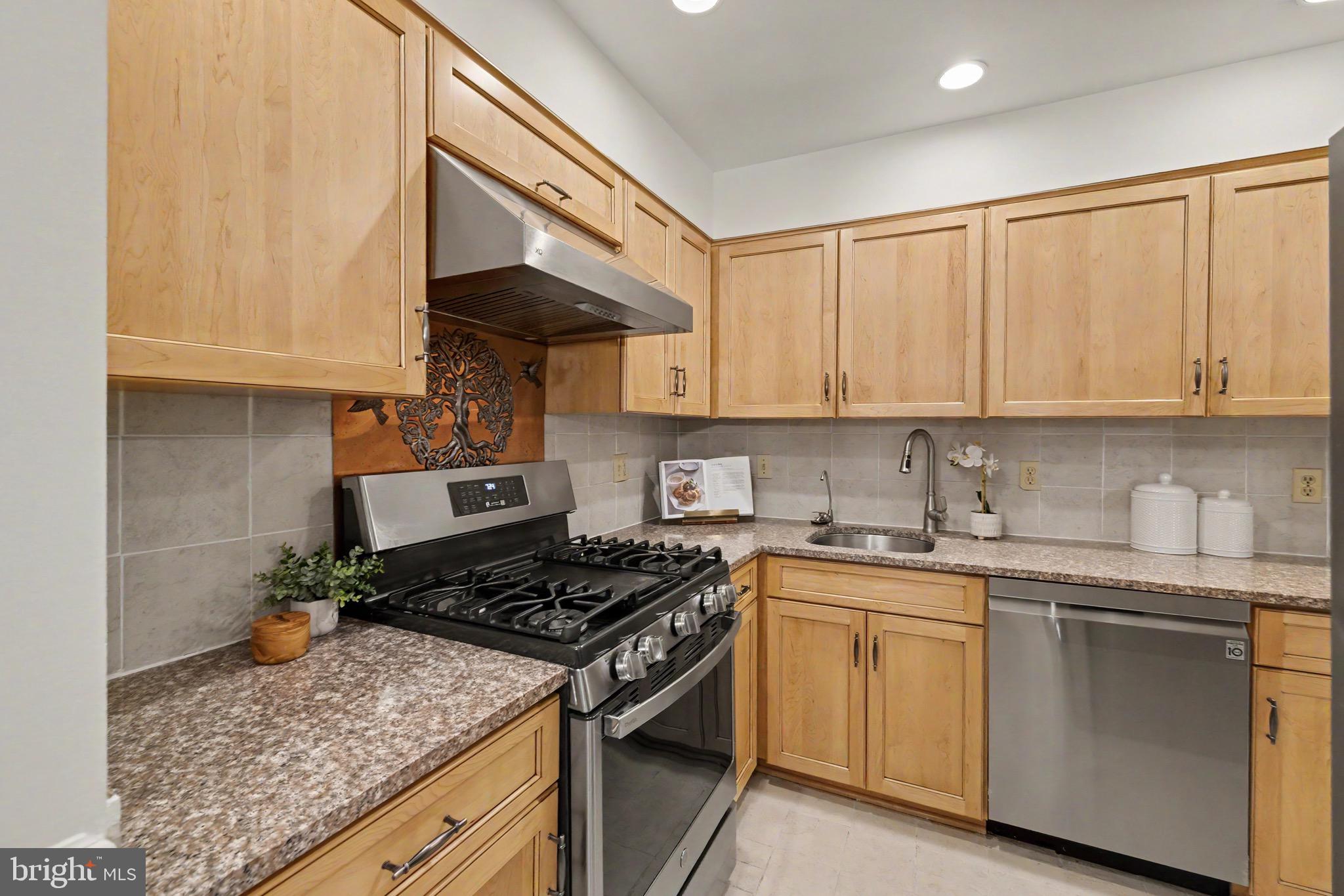 GLENBROOK KNOLLS - Residential