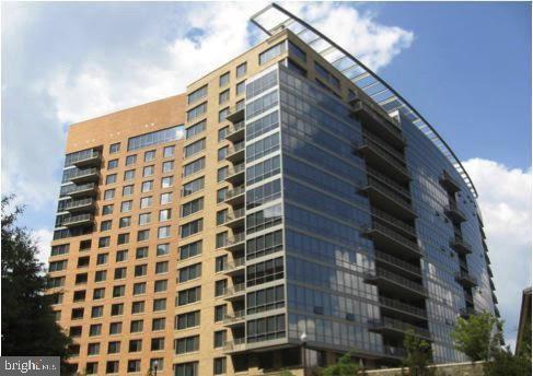 Location! Location! Modern Condo in Courthouse. Designer Paint, Hardwood Floors Throughout, Granite Countertops in Kitchen & Bath, and a Private Balcony. Don't forget the Rooftop Pool, Gym, Party Room, and Deck with Panoramic Postcard Views of The Monuments, Capitol, and Sweeping Vistas of the Potomac Valley Winding its way from Great Falls. Just 2 blocks from Metros, Clarendon and Courthouse. Shopping, Restaurants walking distance, and more. You don't want to miss this unit! Parking included.