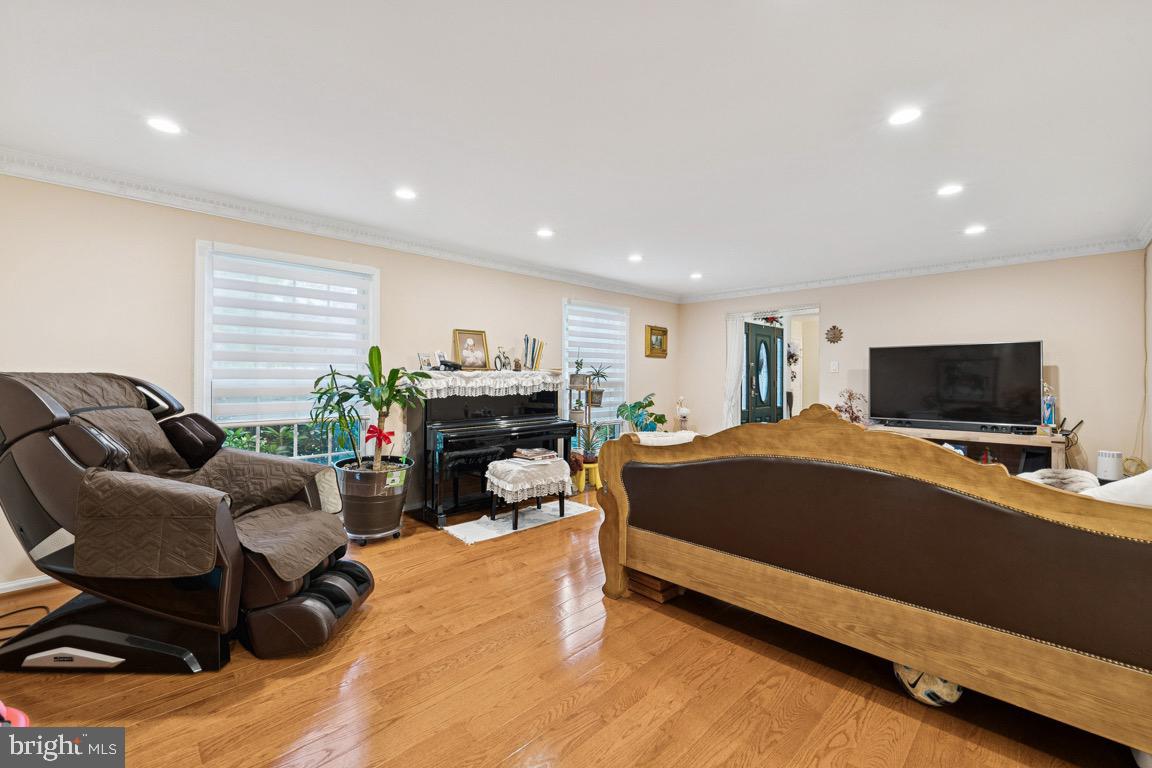 LANGLEY OAKS - Residential