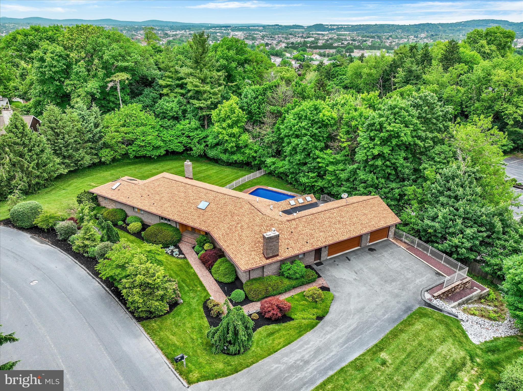 STRATHCONA HILLS - Residential