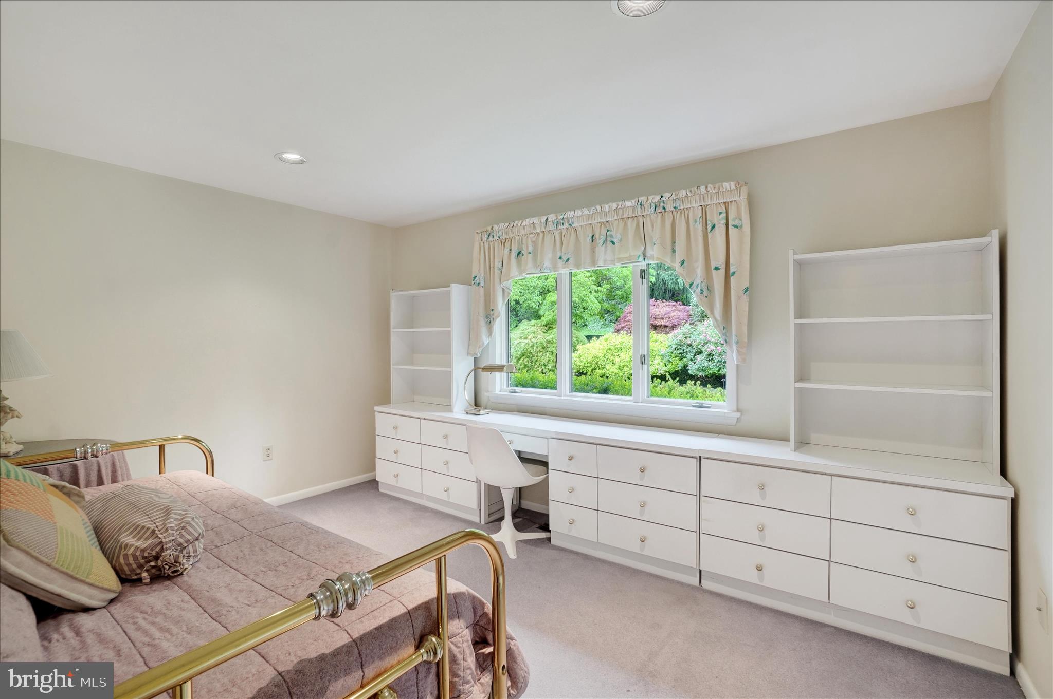 STRATHCONA HILLS - Residential