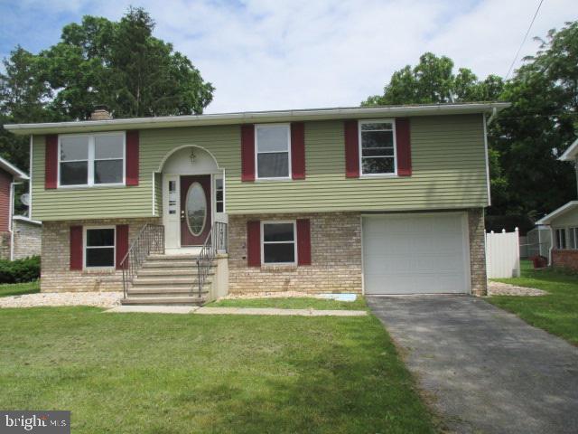 SPACIOUS SPLIT FOYER WITH 1 CAR ATTACHED GARAGE. PARTIALLY FENCED REAR AND DECK OFF DINING ROOM. MAIN LEVEL HAS 3 BEDROOMS AND 1 BATH. LOWER LEVEL HAS FAMILY ROOM WITH FIREPLACE, 1/2 BATH AND WALK OUT LEVEL TO PATIO AREA. AGENTS PLEASE VIEW AGENT REMARKS FOR CONTRACT DETAILS.