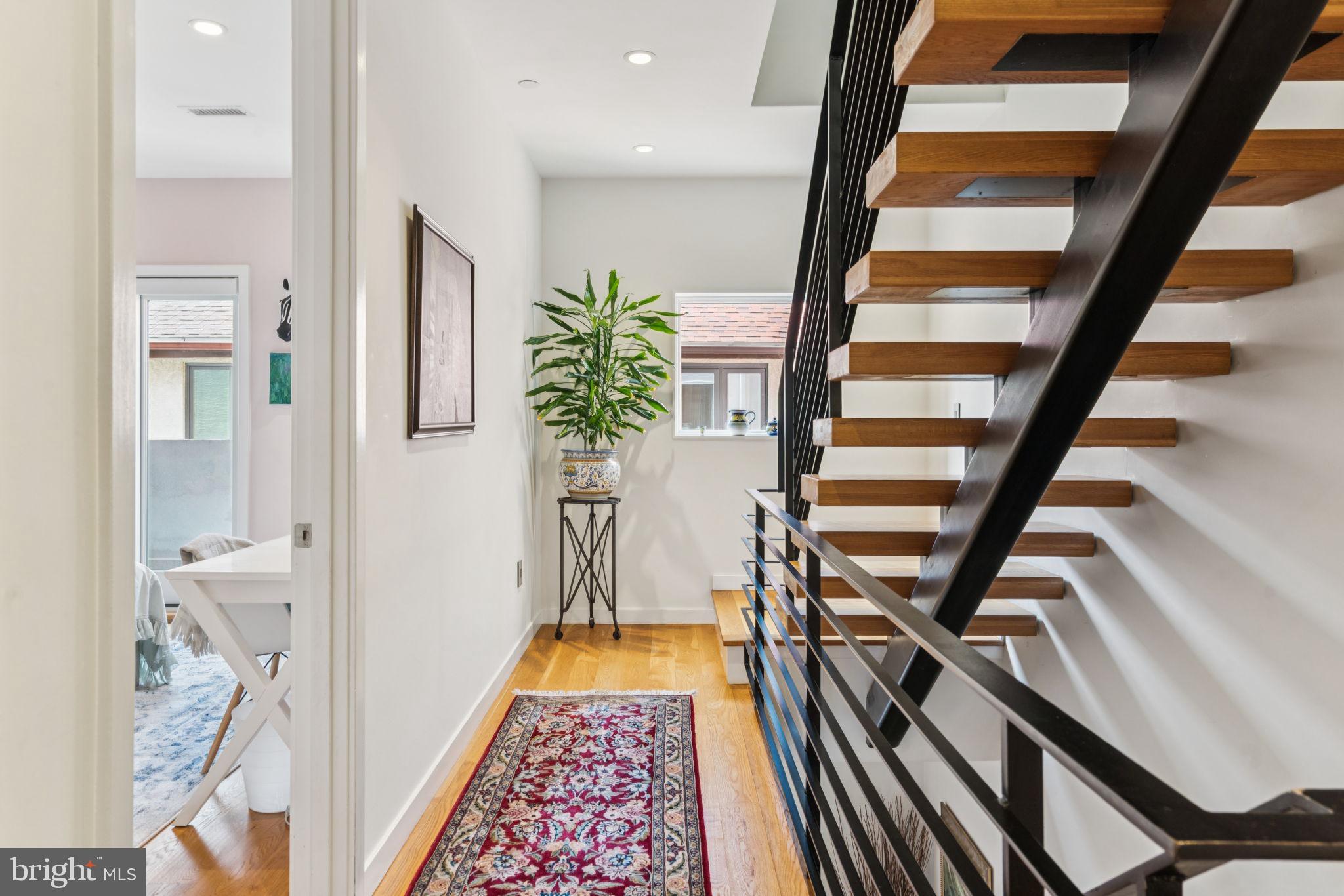 LOGAN SQUARE - Residential