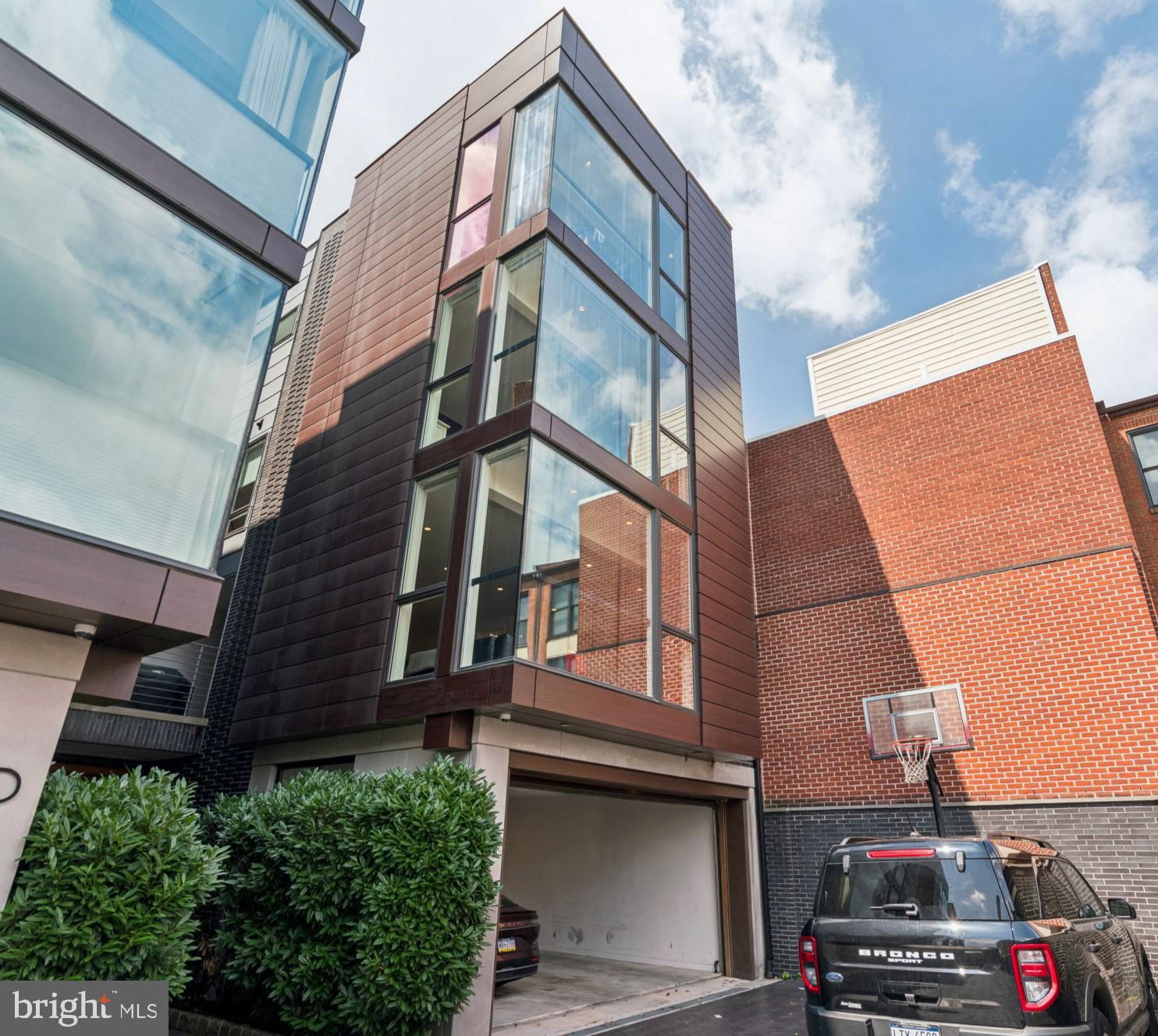 LOGAN SQUARE - Residential