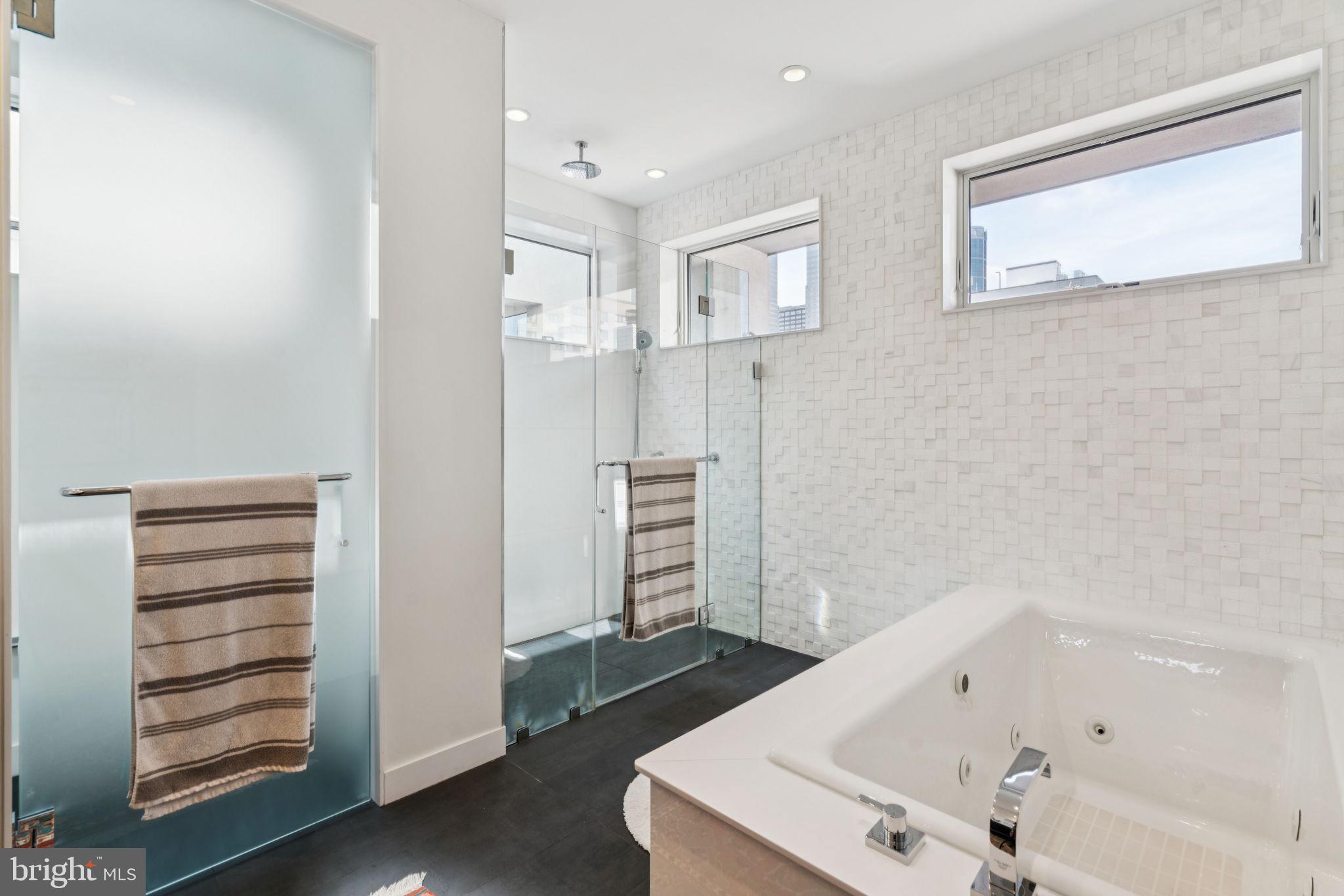 LOGAN SQUARE - Residential