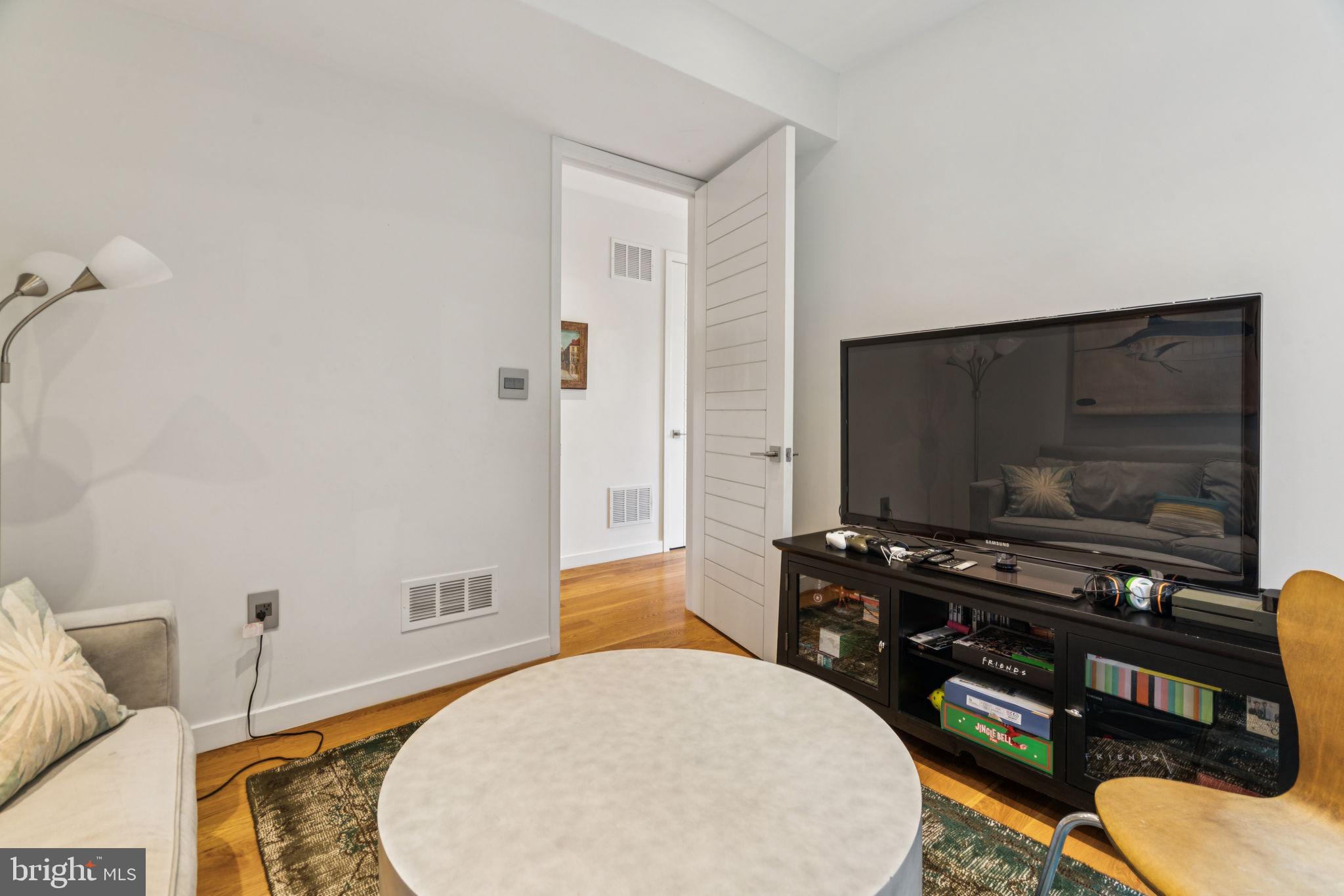 LOGAN SQUARE - Residential