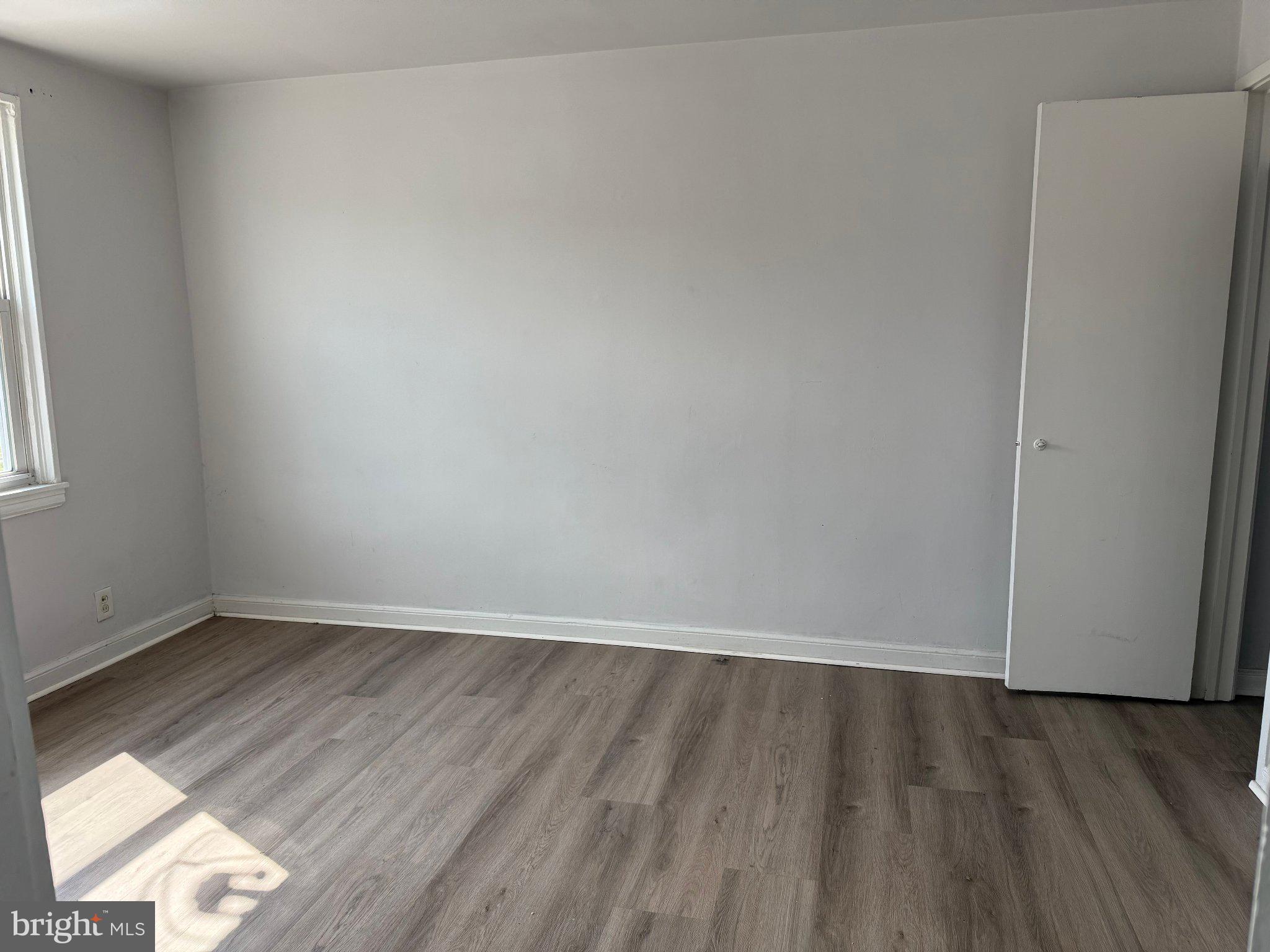 This 2 units property sit on the nice block of the end row of  the 3100 Robbins ave by Frankford ave.
The property is close to all transport station, include the Frankford train station as long with all buses line, and close the best super Asian Super market as well.
