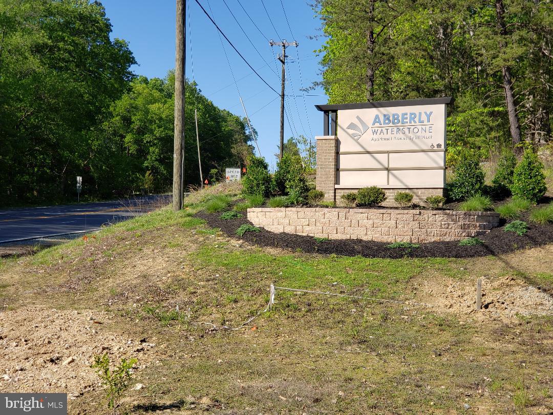 PRIME COMMERCIAL LAND FOR SALE ($1.3M) OR  GROUND LEASE ($8K/MONTH +NNN) *LAND SIZE IS 1.54 ACRE *ZONING IS COMMERCIAL ZONING *GROUND LEASE FEE IS, $8K + REAL ESTATE TAX (ESTIMATE - $326/ MONTH) *YOU CAN BUILD A RETAIL STRIP CENTER, RESTAURANT, MEDICAL DOCTOR'S OFFICE, OR ETC. *JUST HALF (0.5) MILE DISTANCE FROM  STAFFORD HOSPITAL *VERY GOOD VISIBILITY - IN FRONT OF ROUTE 1 *ABBERLY APARTMENT COMMUNITY IS INSIDE OF S. CAMPUS BLVD.