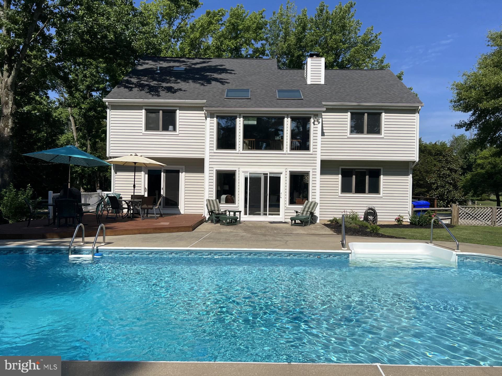 QUEEN ANNE COLONY - Residential