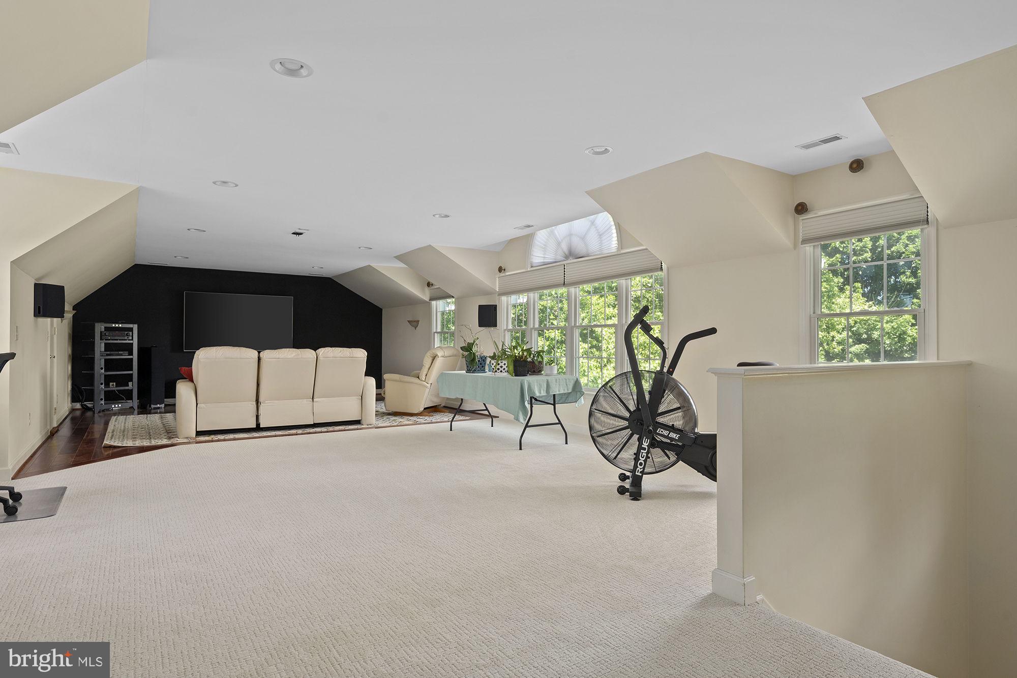 LA VISTA MANOR - Residential