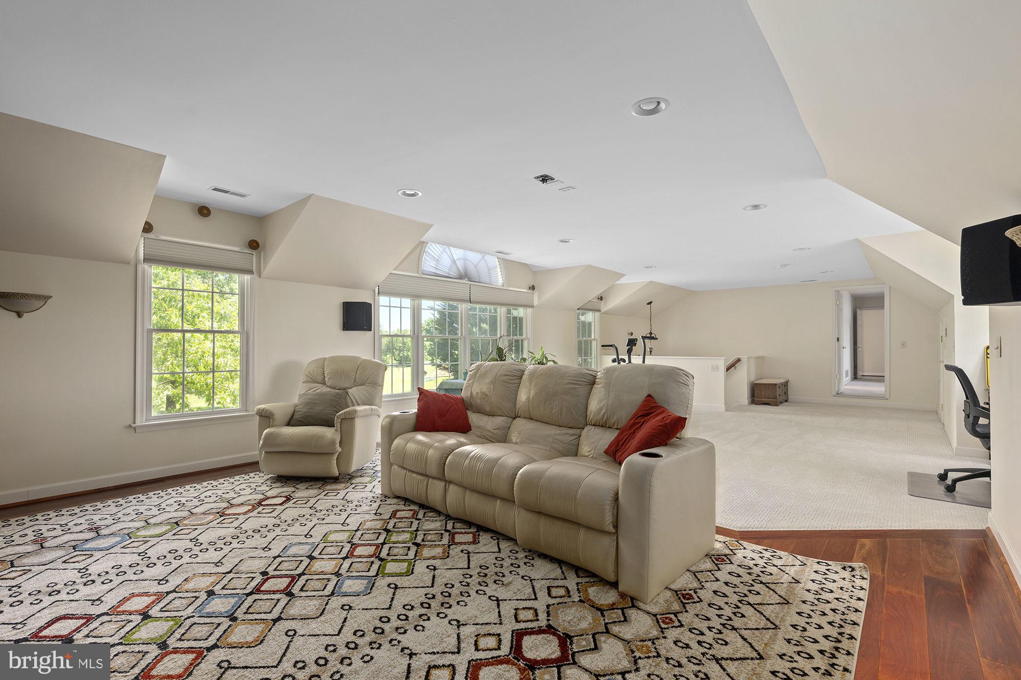 LA VISTA MANOR - Residential
