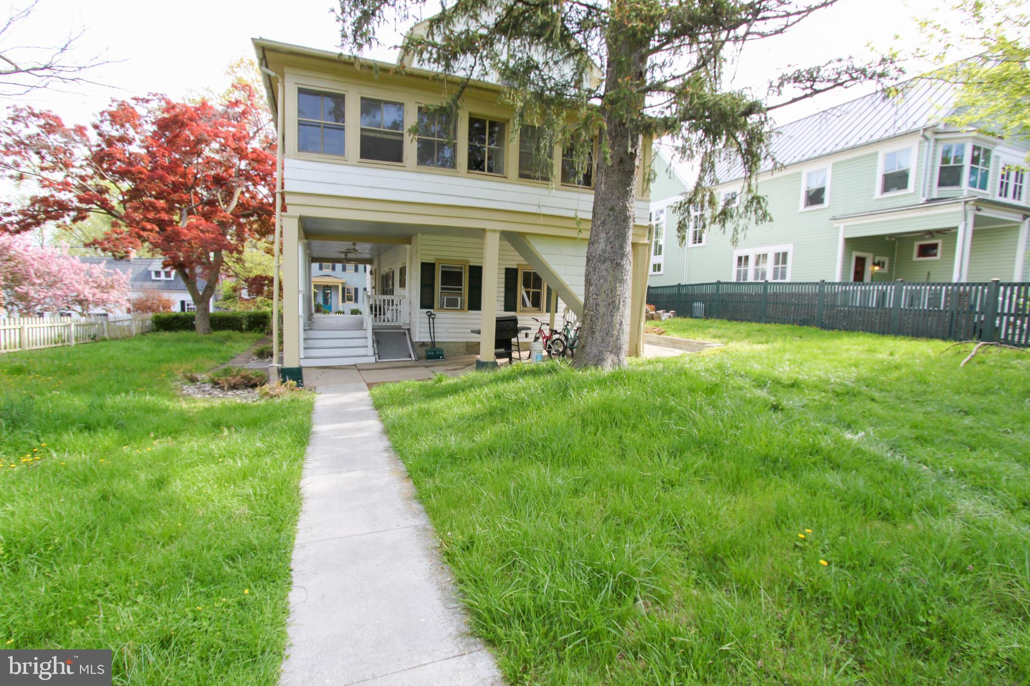 This lovely newly renovated studio apartment is located in the heart of beautiful historic Shepherdstown. With restaurants, boutiques, and river access in walking distance, this studio rental has new appliances and features an in-unit washer/ dryer for resident convenience.

One (1) cat permitted.

Rent includes cost of Renter's Insurance and Trash!

EHO.