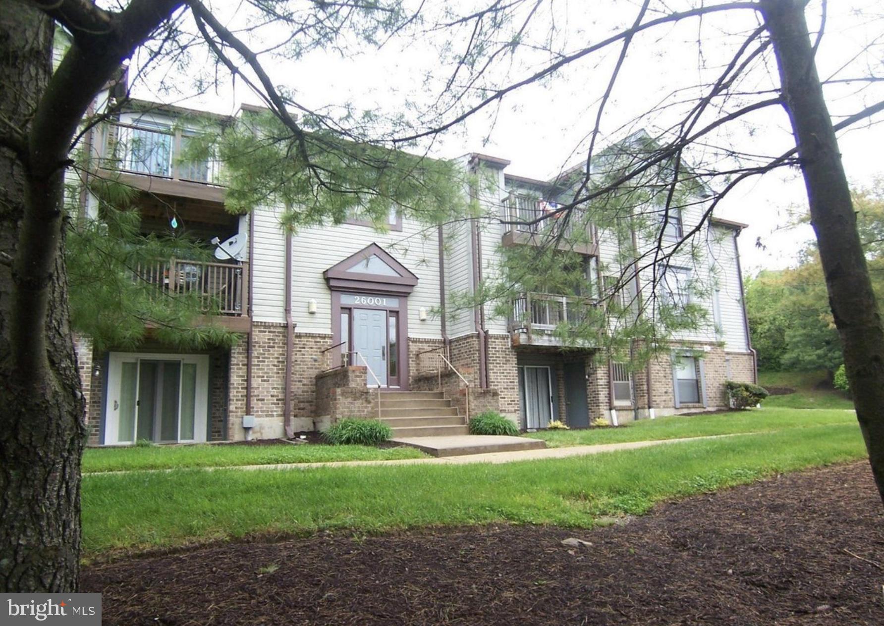 Beautifully updated kitchen and bathrooms and spacious living areas! 2 parking spaces and 2 pool passes included. Ideally located just off Main Street with easy access to Damascus Centre shopping and restaurants.
Pets considered on case by case basis.

Close to the famous "Jimmy Cone" Ice Cream shoppe!