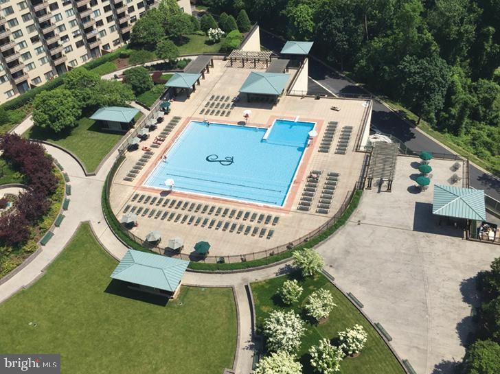 PROMENADE TOWERS - Residential