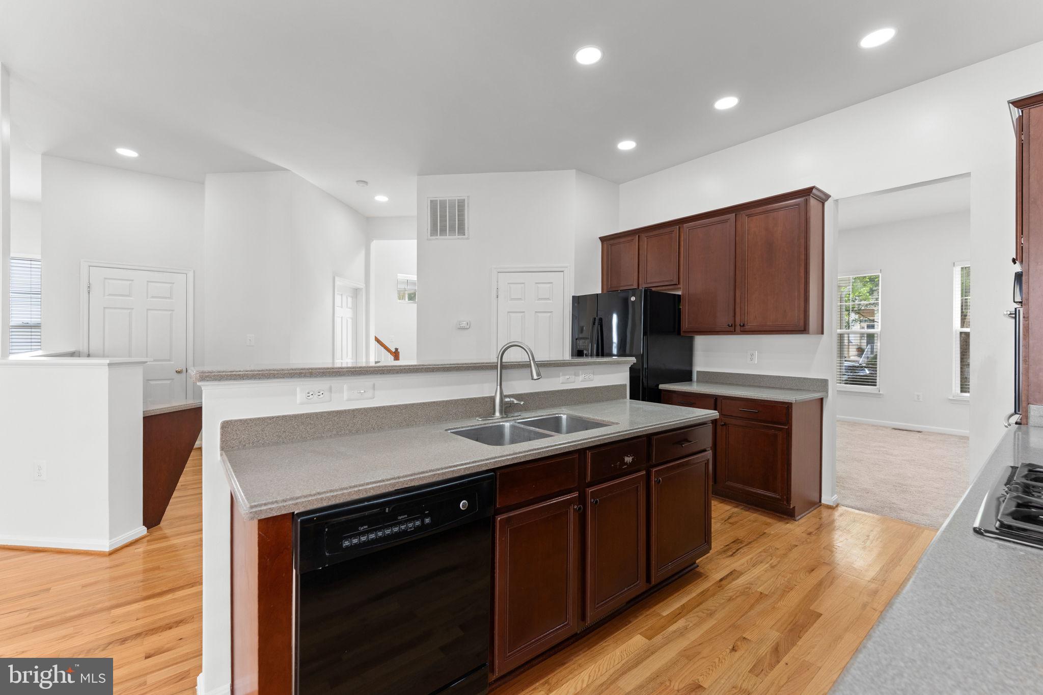 LAKE POINT ROUND HILL - Residential