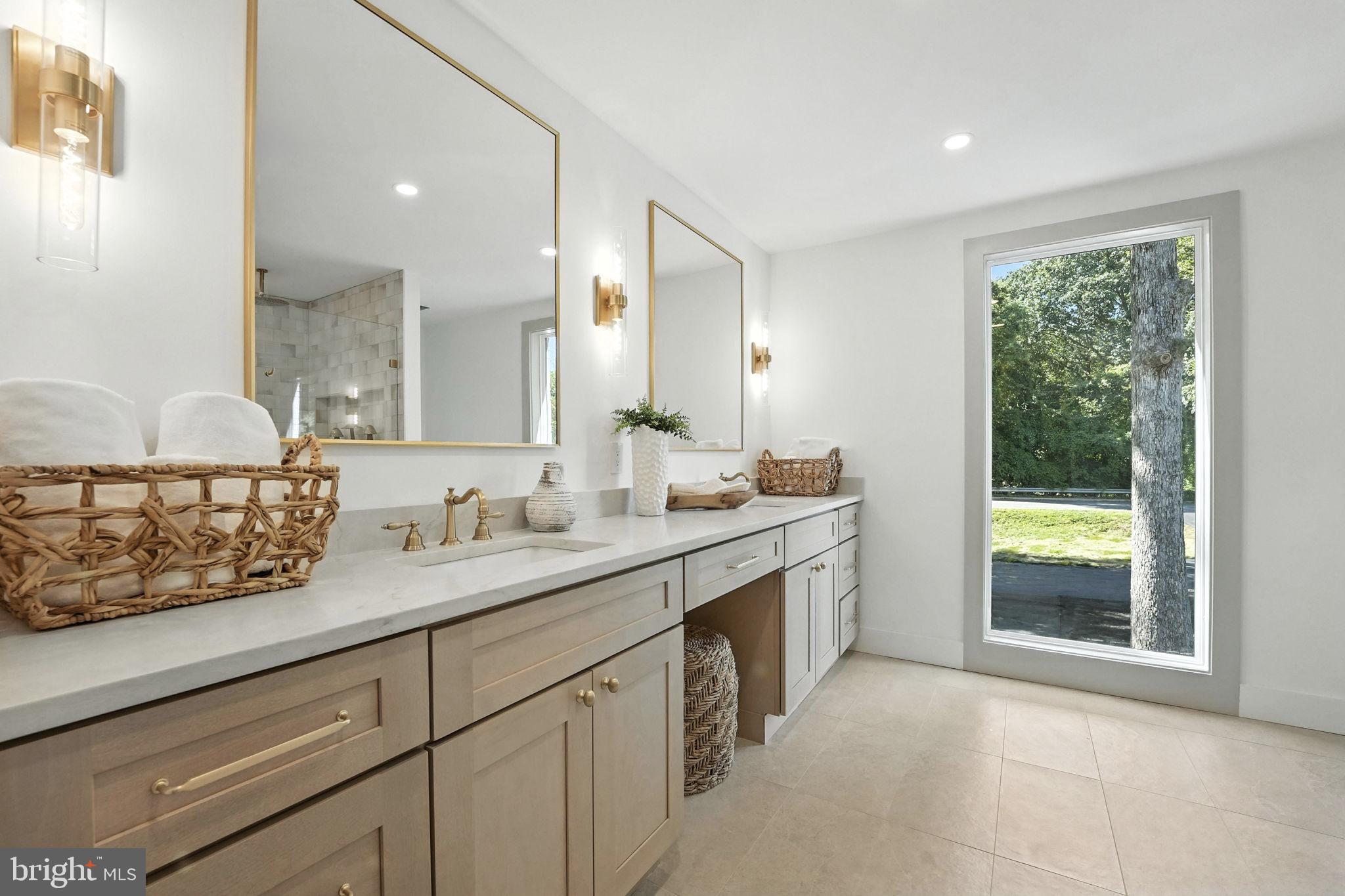 LAKE BARCROFT - Residential