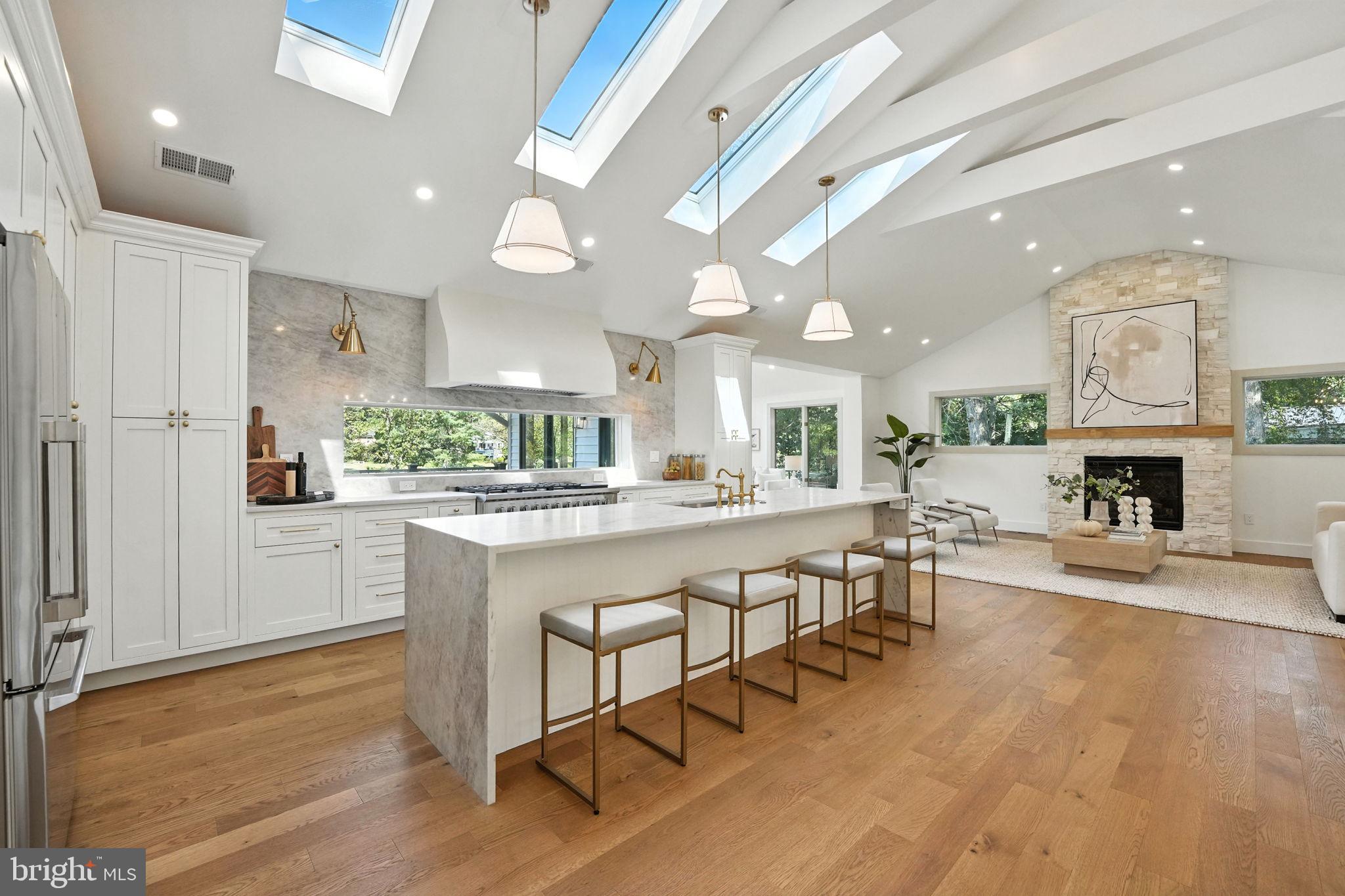 LAKE BARCROFT - Residential