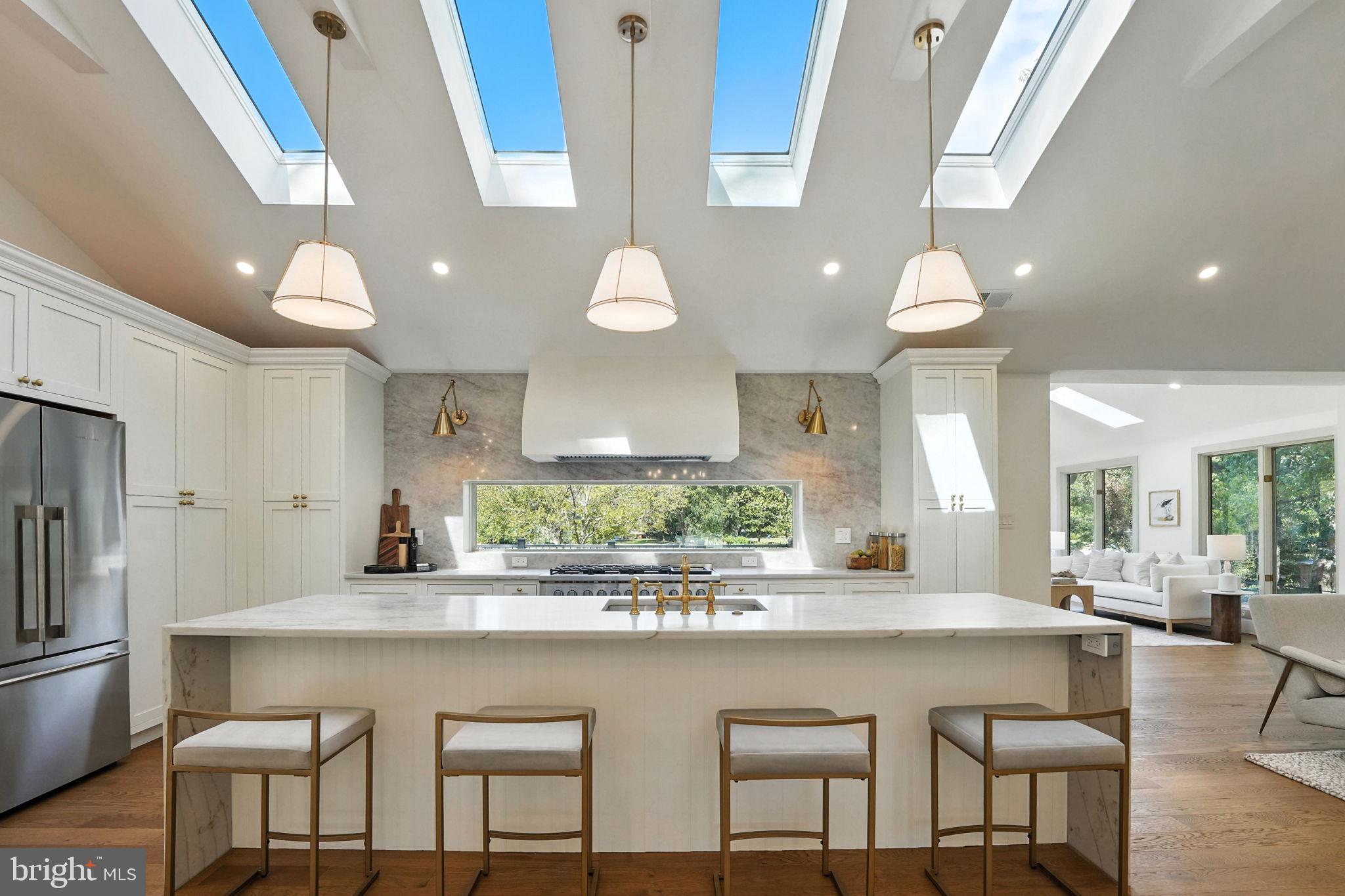LAKE BARCROFT - Residential