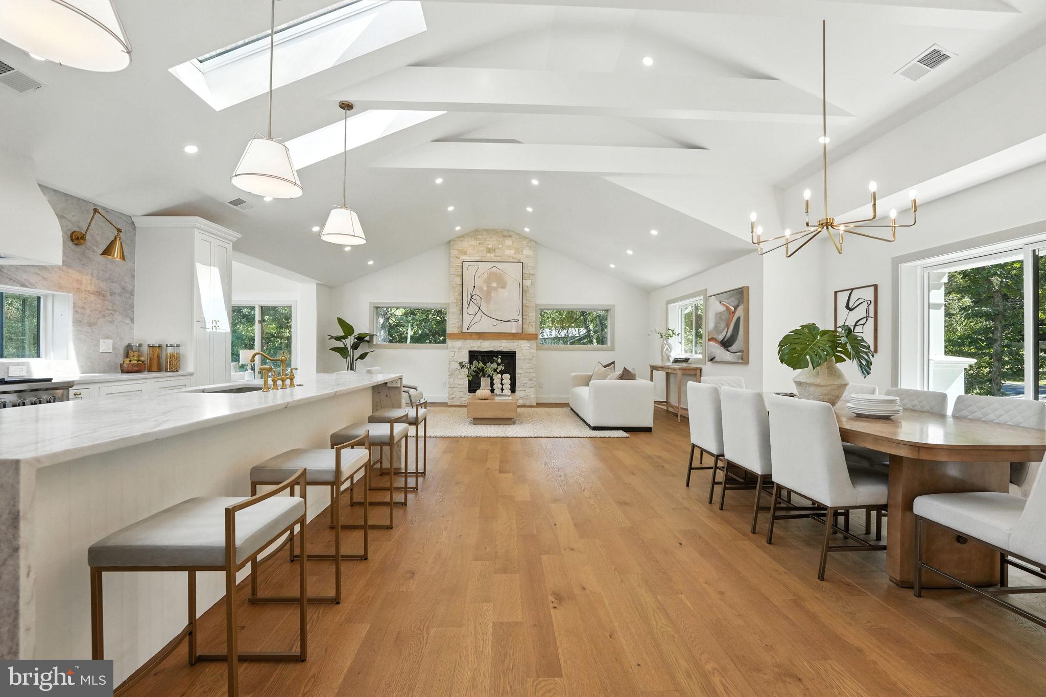 LAKE BARCROFT - Residential