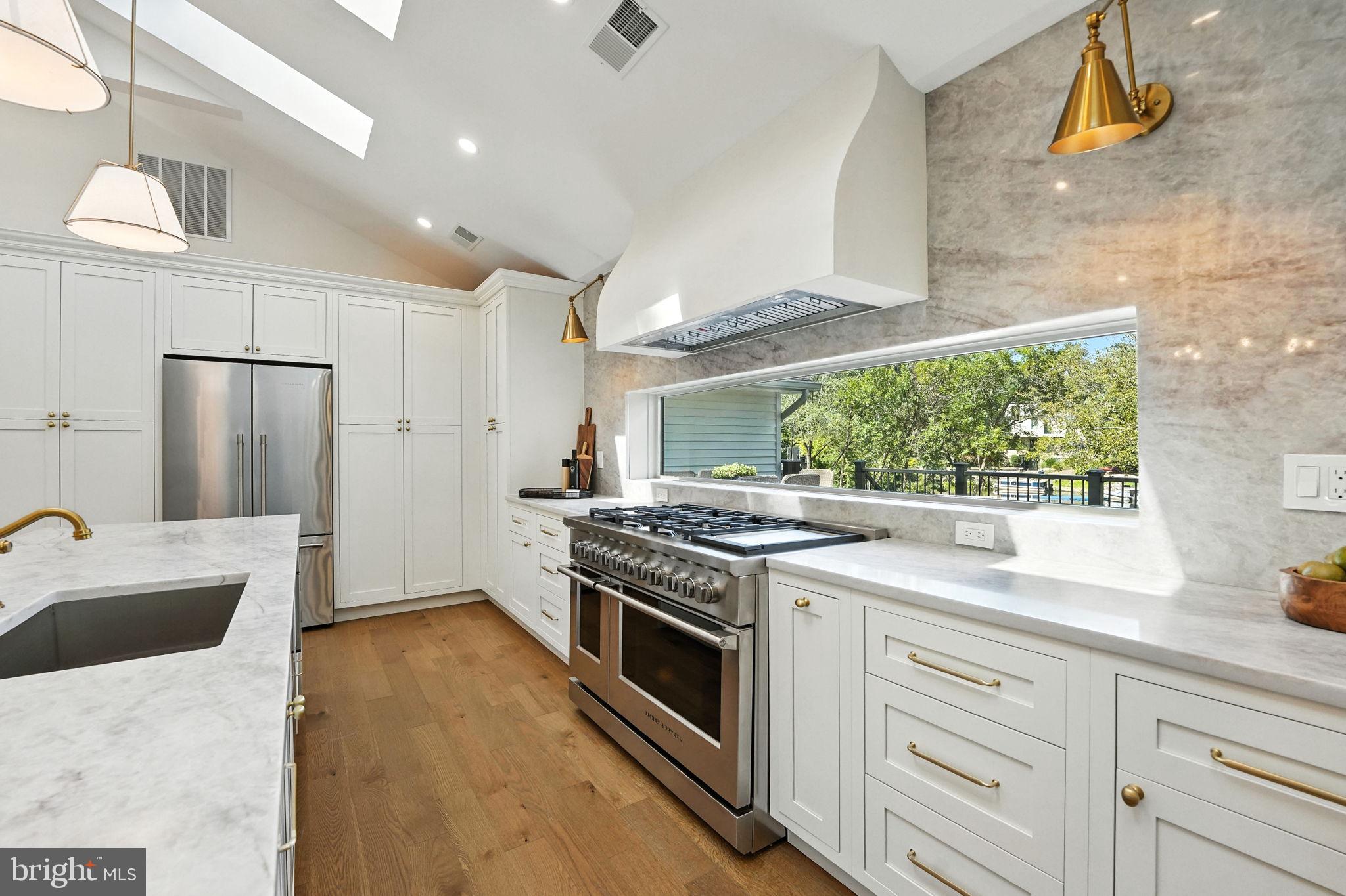 LAKE BARCROFT - Residential