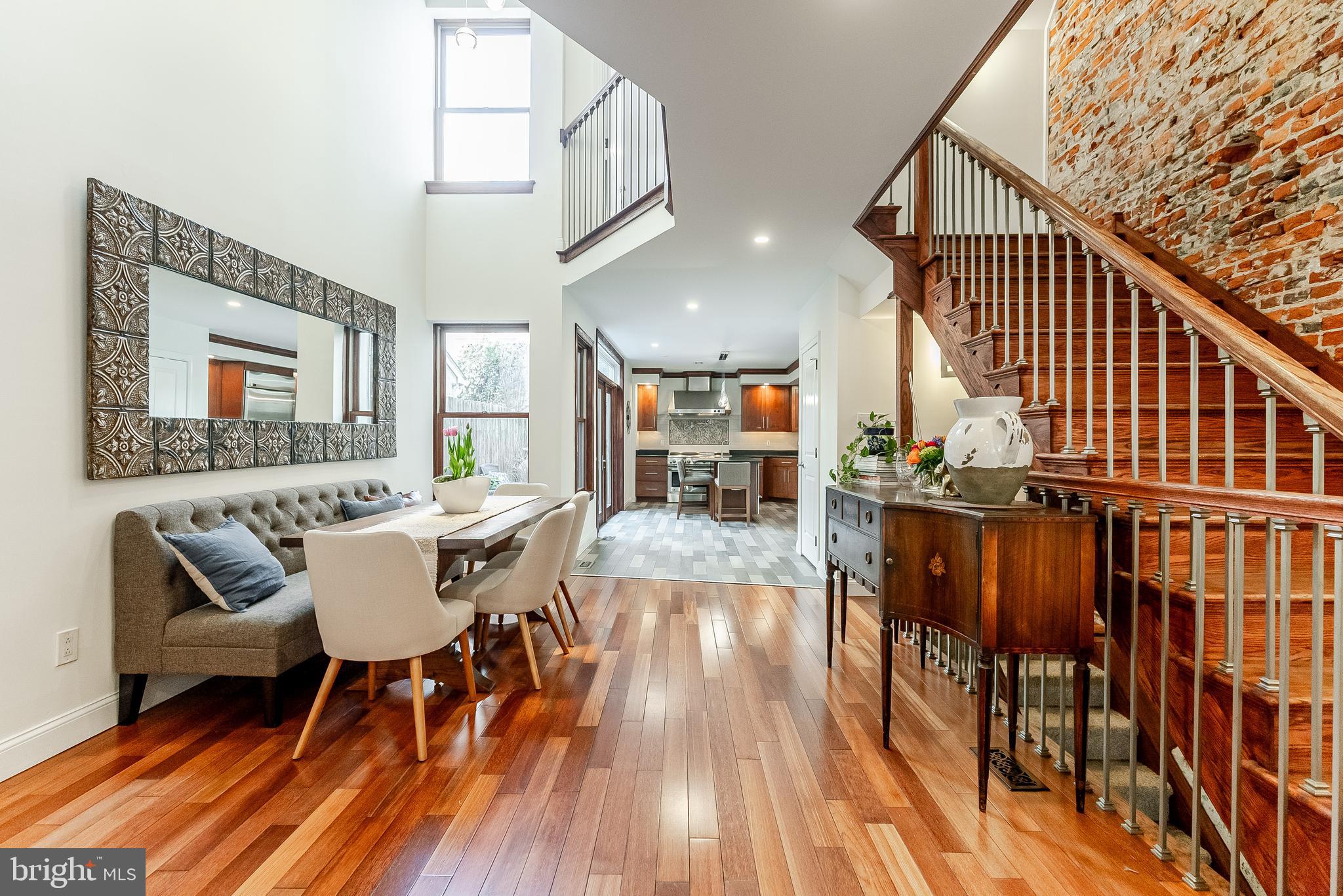 QUEEN VILLAGE - Residential