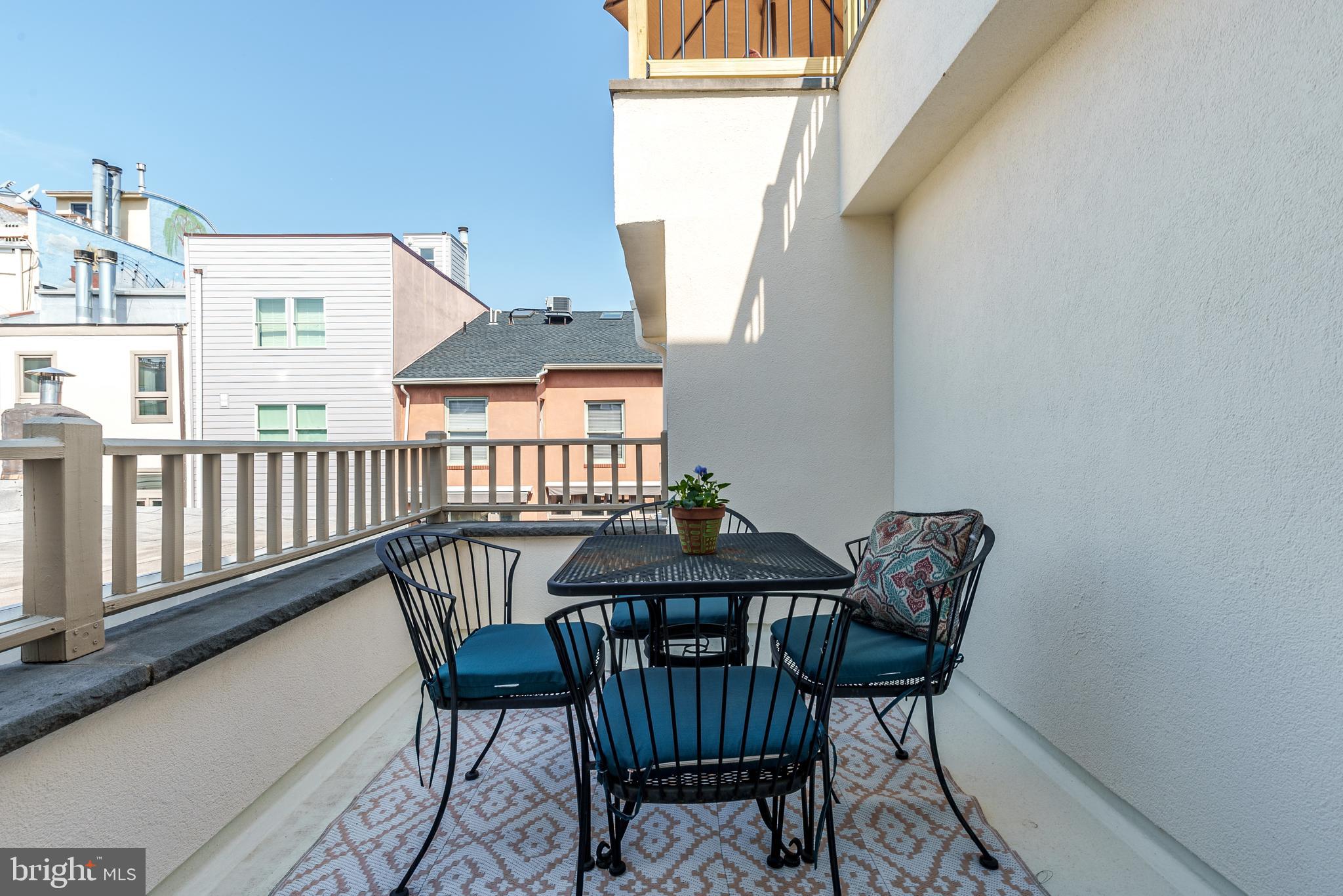QUEEN VILLAGE - Residential